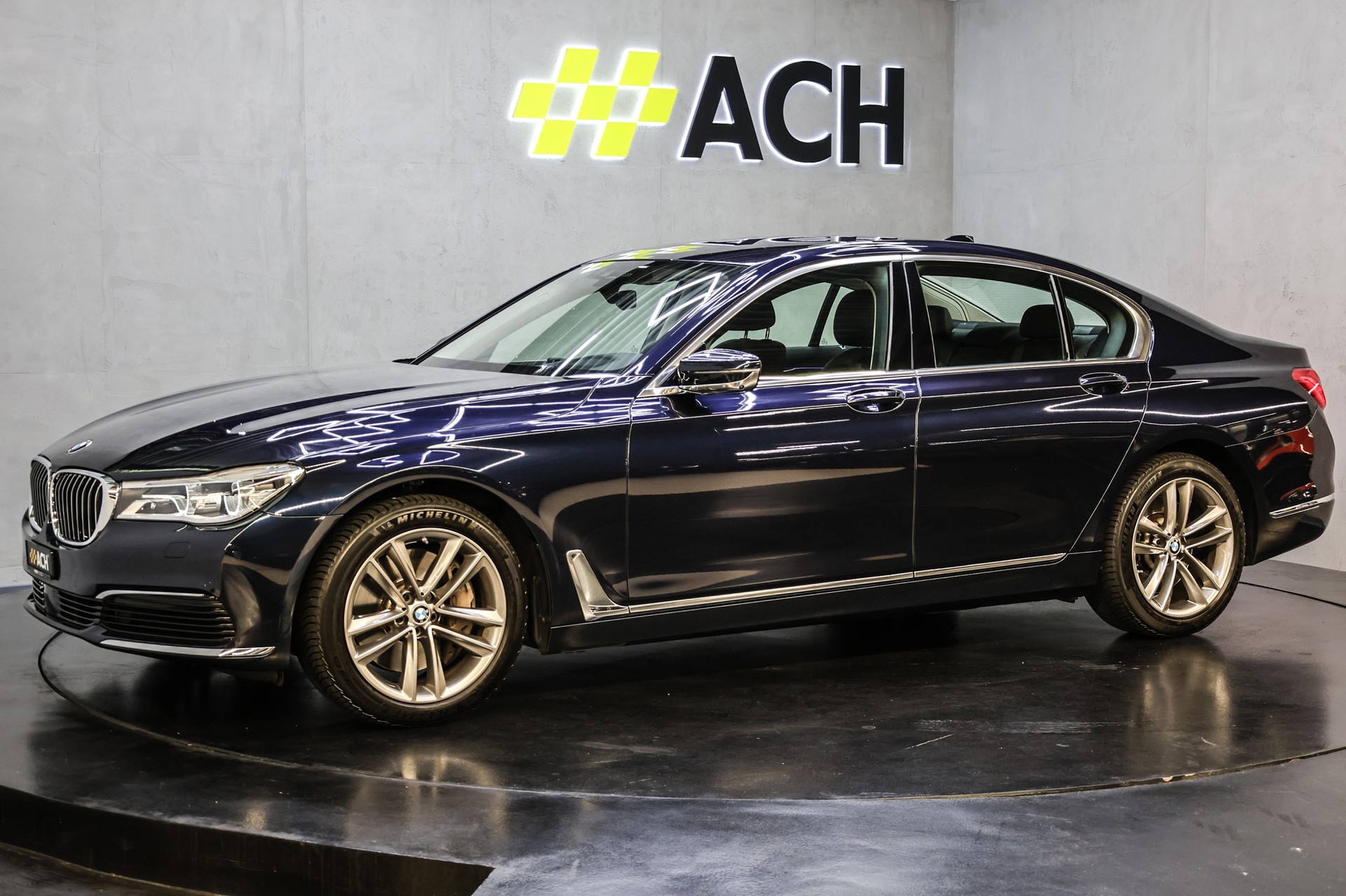 BMW 750i xDrive-image-10