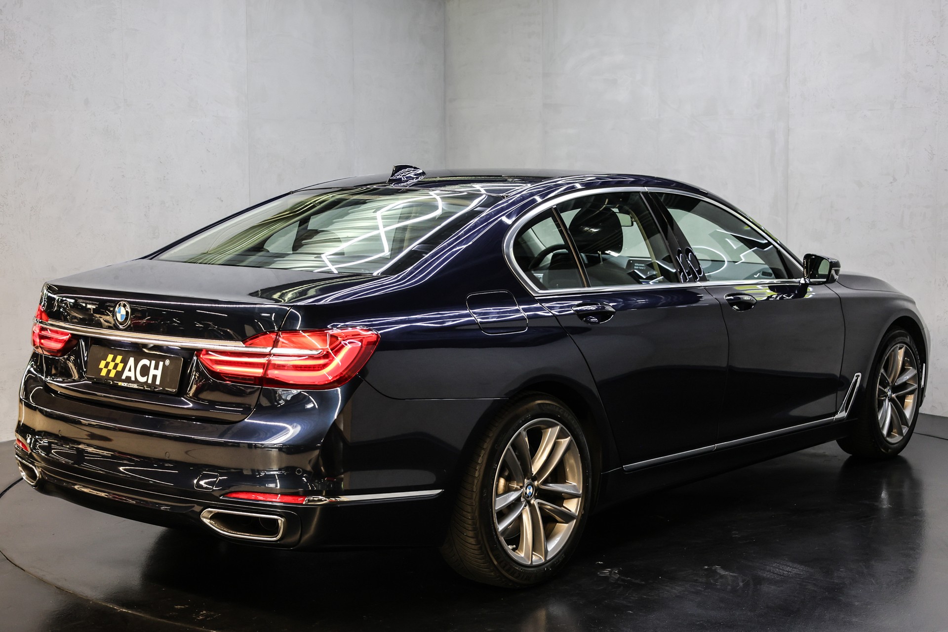 BMW 750i xDrive-image-8