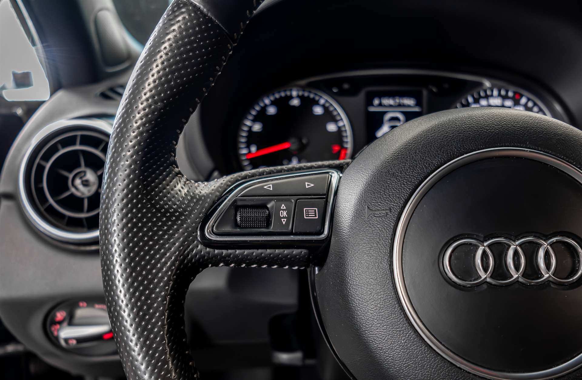 AUDI A1 Sport 1.4 TFSI Ambition S-tronic-image-7