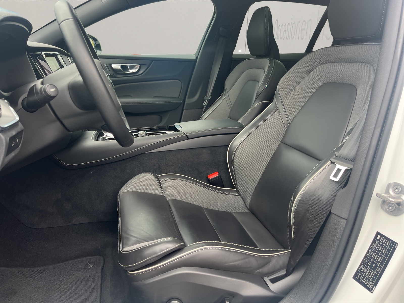 VOLVO V60 2.0 T6 TE Ultimate Dark eAWD-image-9