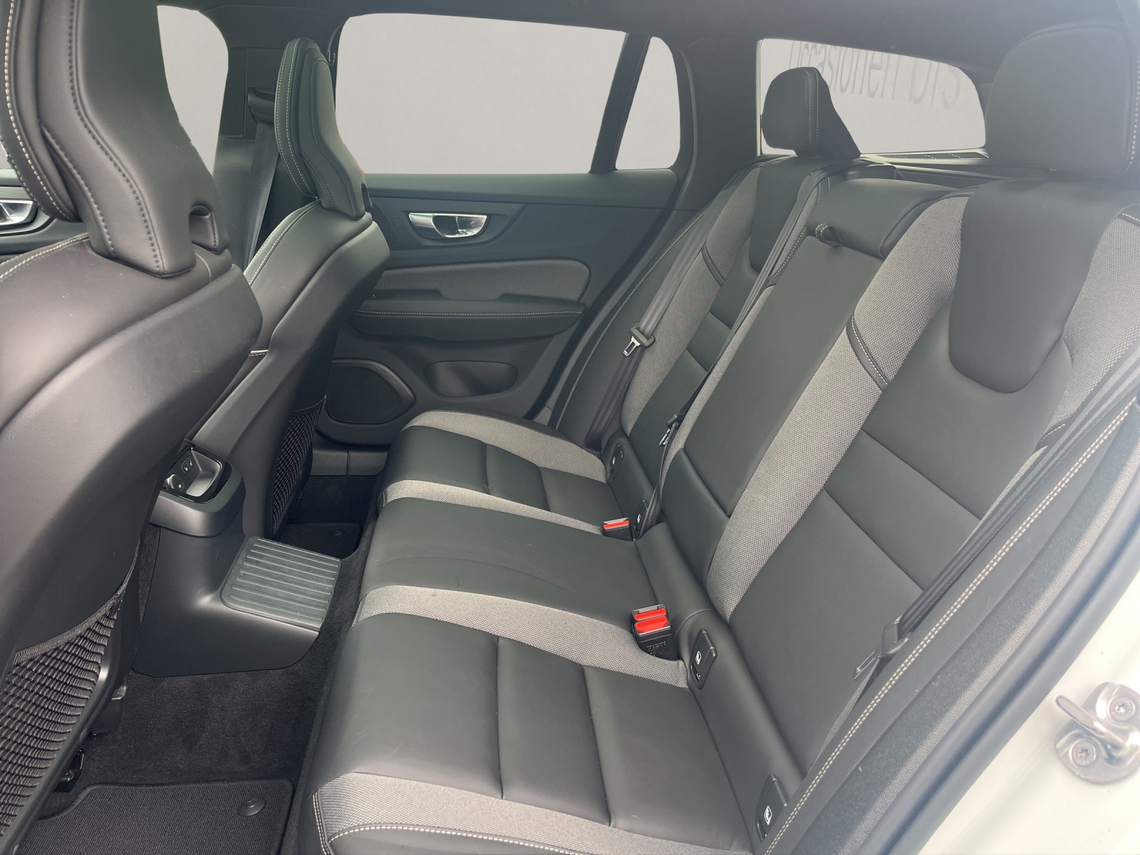 VOLVO V60 2.0 T6 TE Ultimate Dark eAWD-image-10