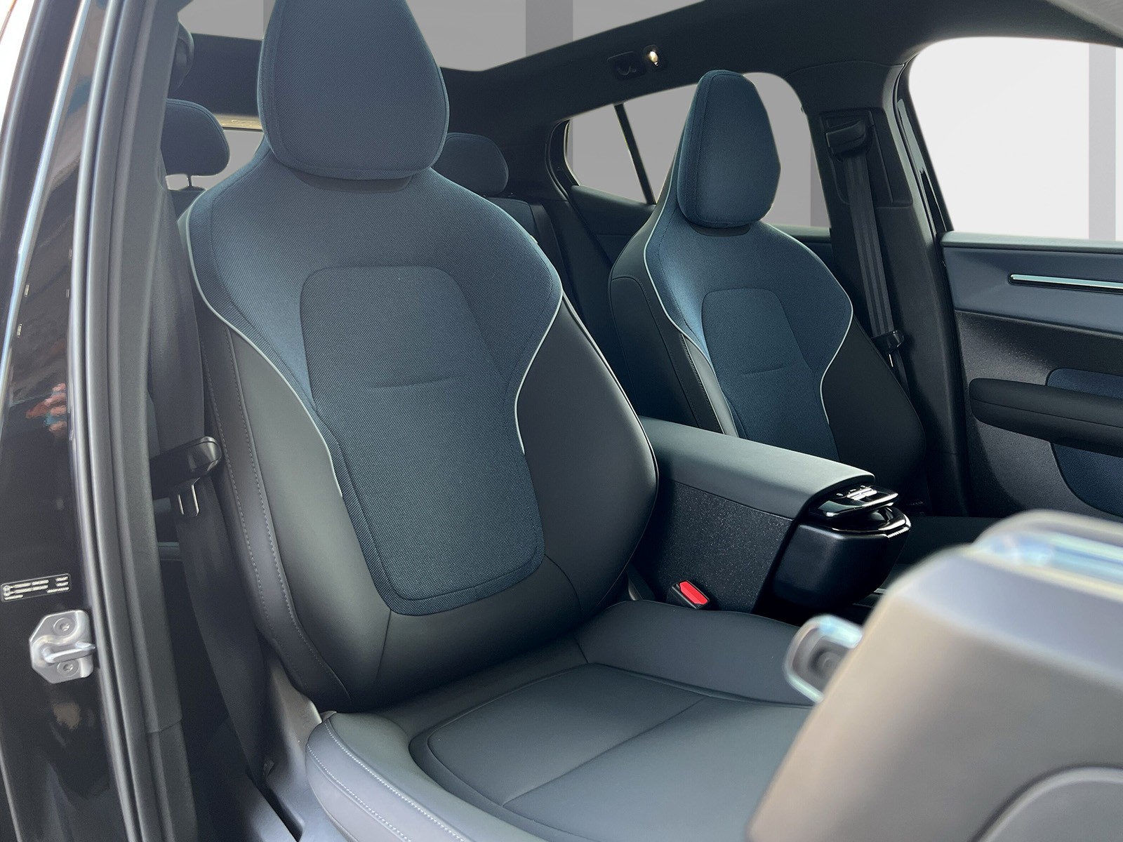 VOLVO EX30 E60 Twin Ultra Performance AWD-image-13