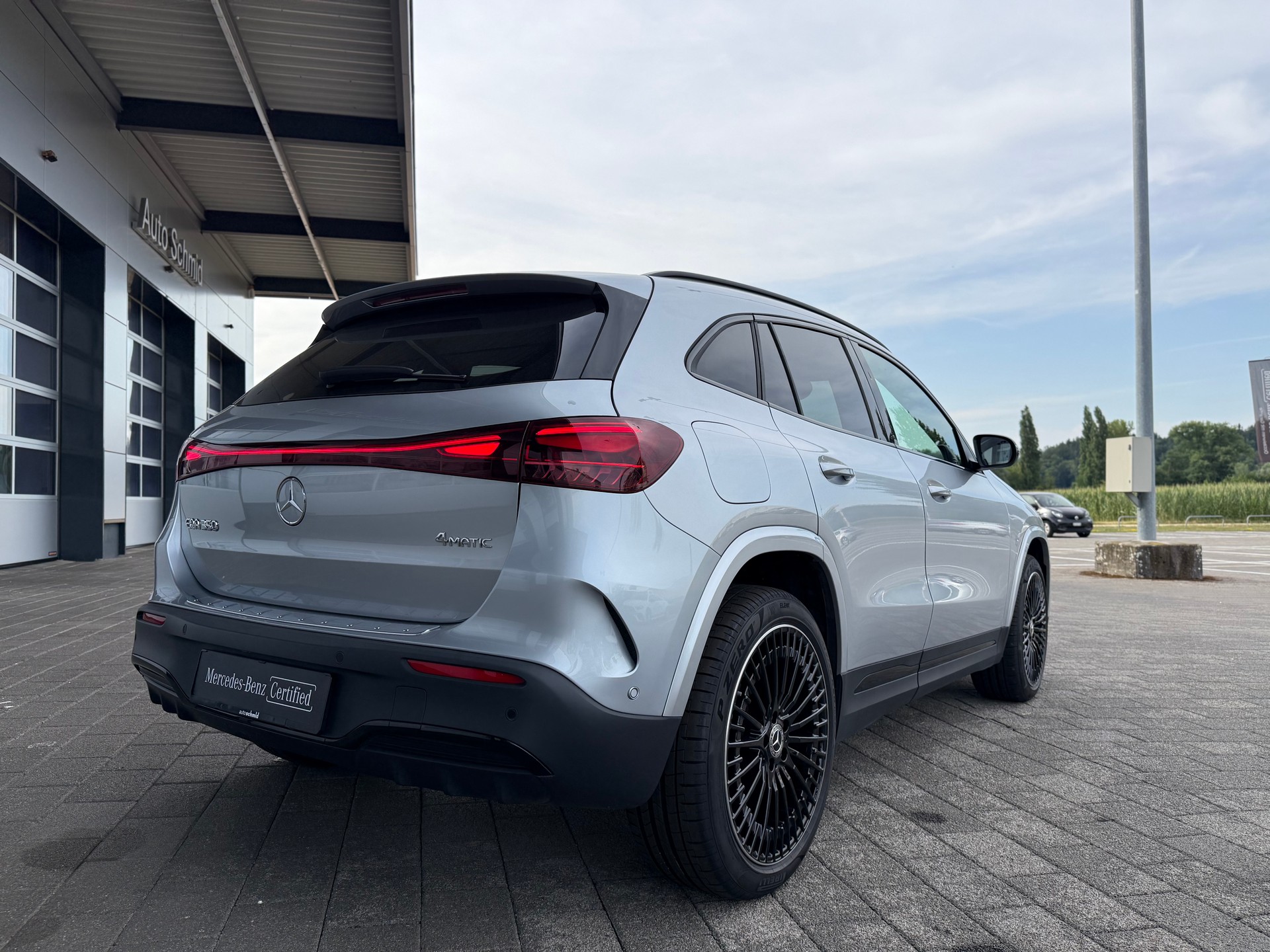 MERCEDES-BENZ EQA 350 AMG Line 4Matic Swiss Star-showroom-element-1