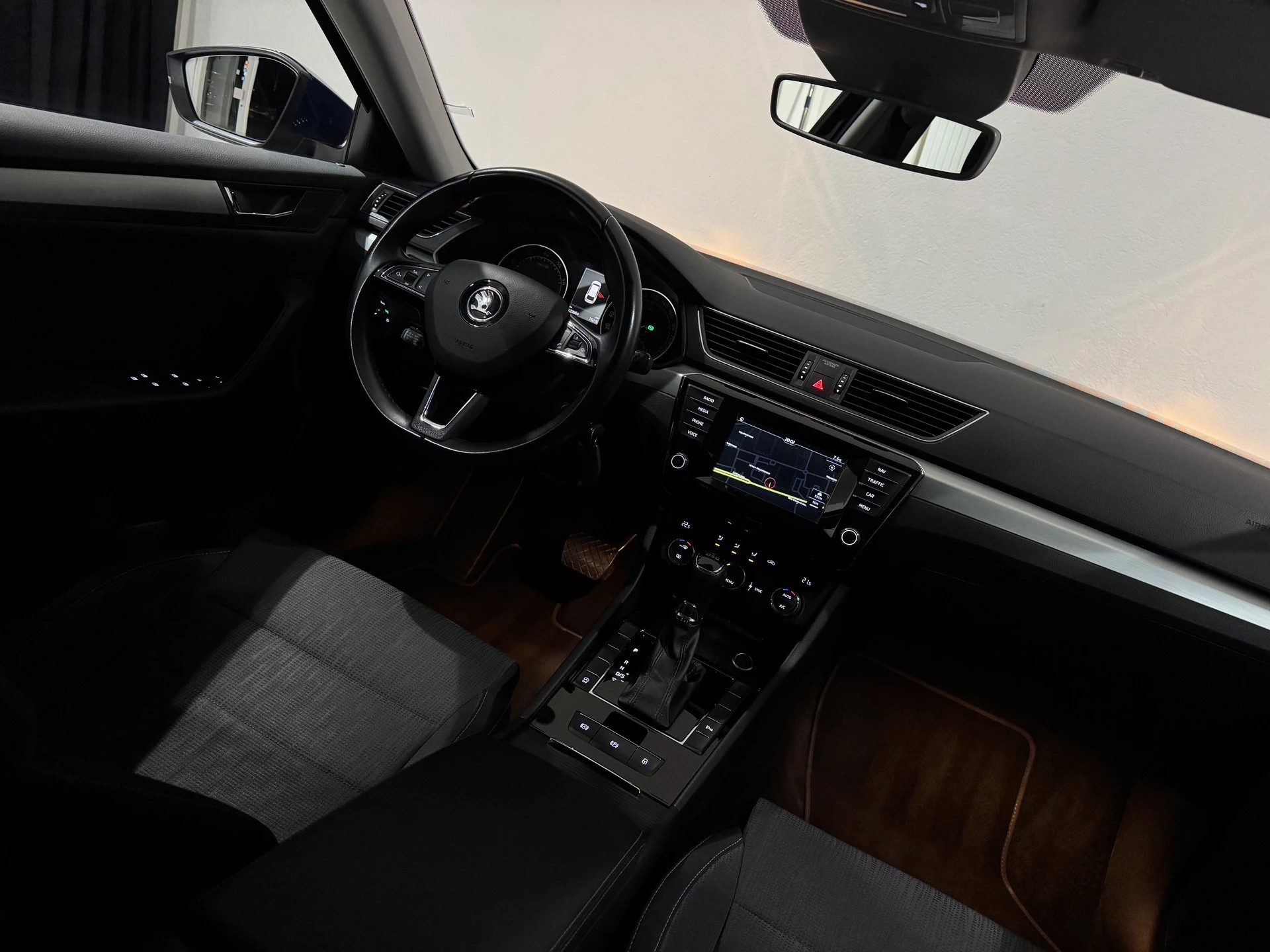 SKODA SKODA Superb Combi 1.8 TSI Ambition DSG | 1.Hand | AHK 1800Kg |-image-14