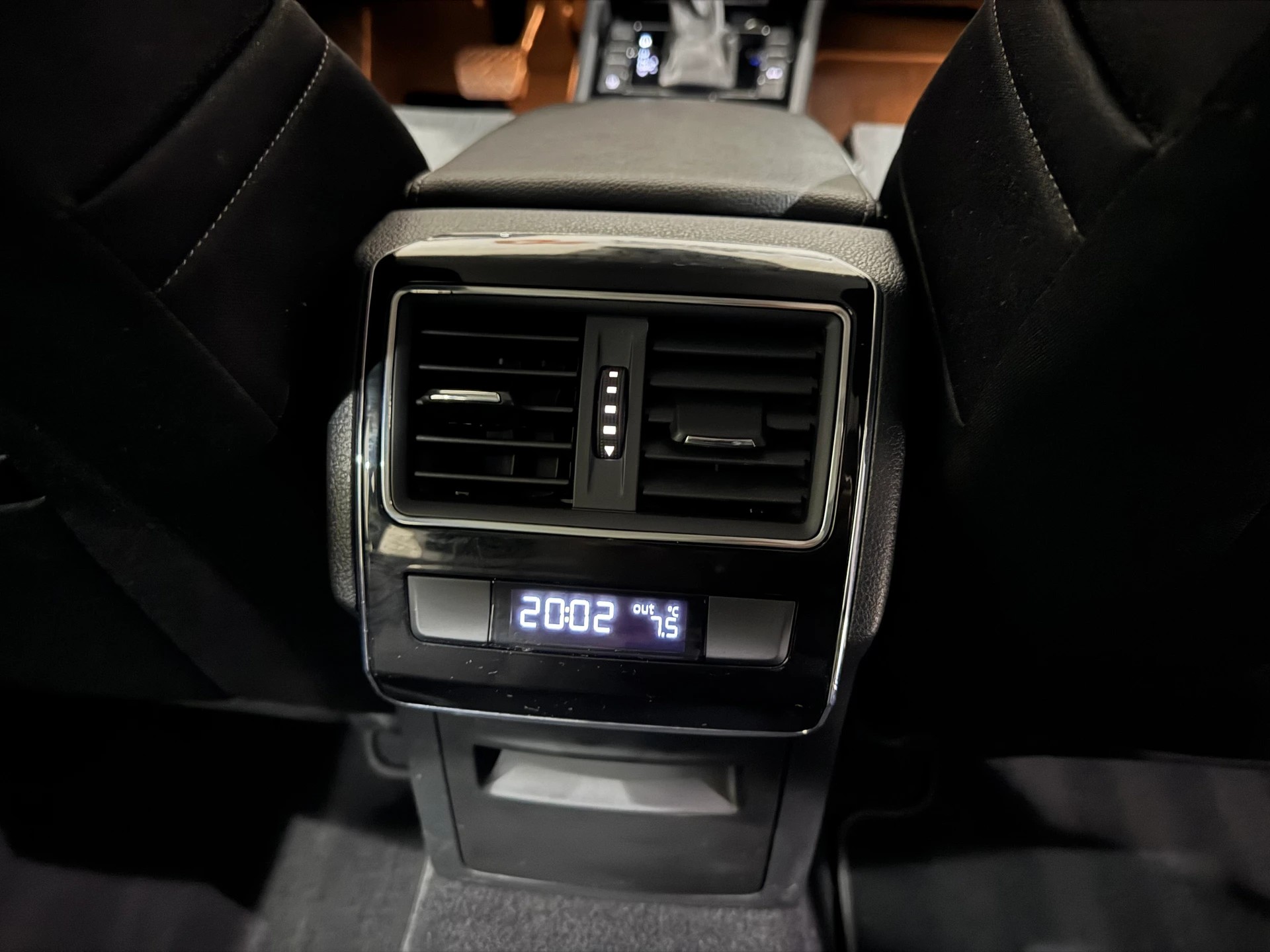 SKODA SKODA Superb Combi 1.8 TSI Ambition DSG | 1.Hand | AHK 1800Kg |-image-15