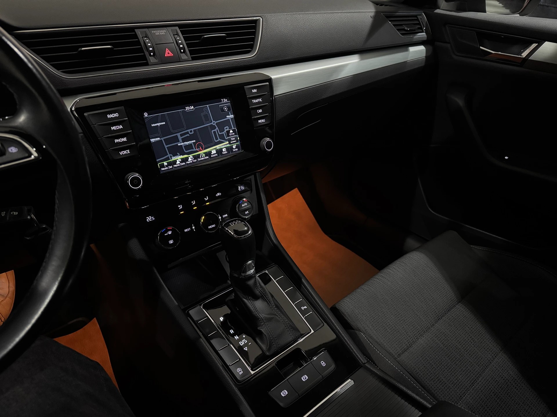 SKODA SKODA Superb Combi 1.8 TSI Ambition DSG | 1.Hand | AHK 1800Kg |-image-19