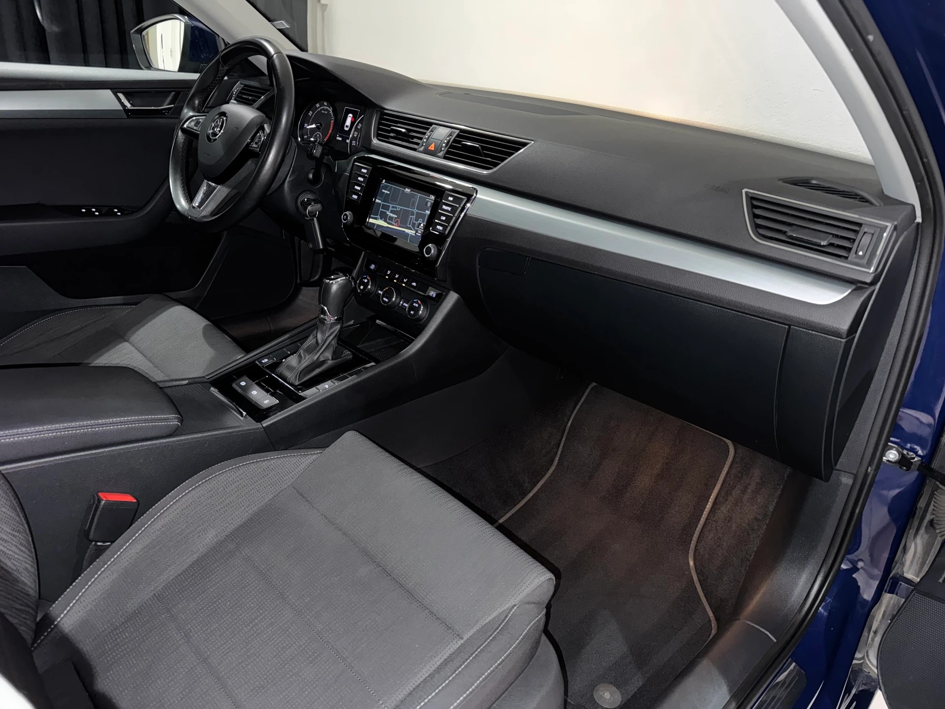 SKODA SKODA Superb Combi 1.8 TSI Ambition DSG | 1.Hand | AHK 1800Kg |-image-11