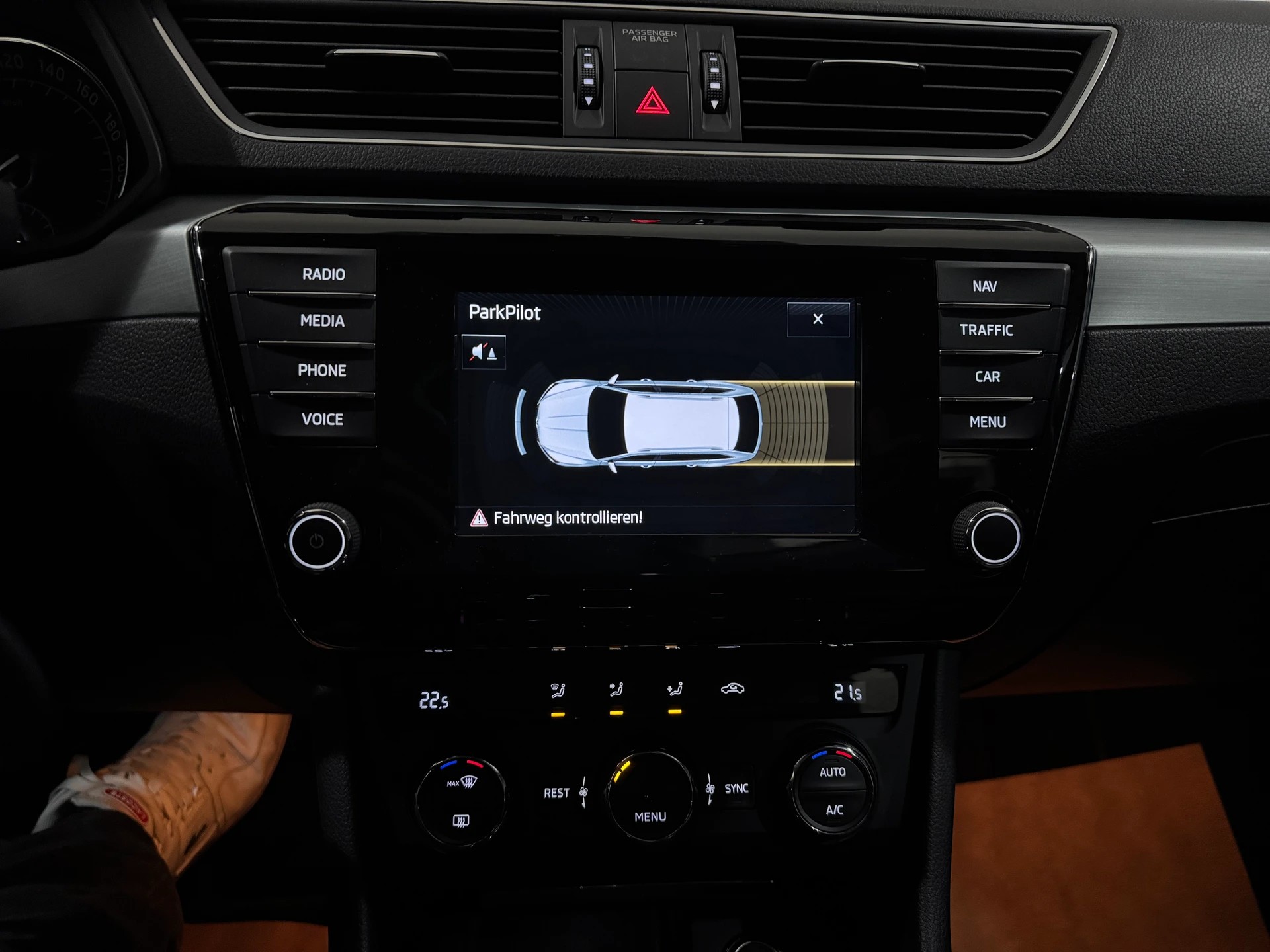 SKODA SKODA Superb Combi 1.8 TSI Ambition DSG | 1.Hand | AHK 1800Kg |-image-18