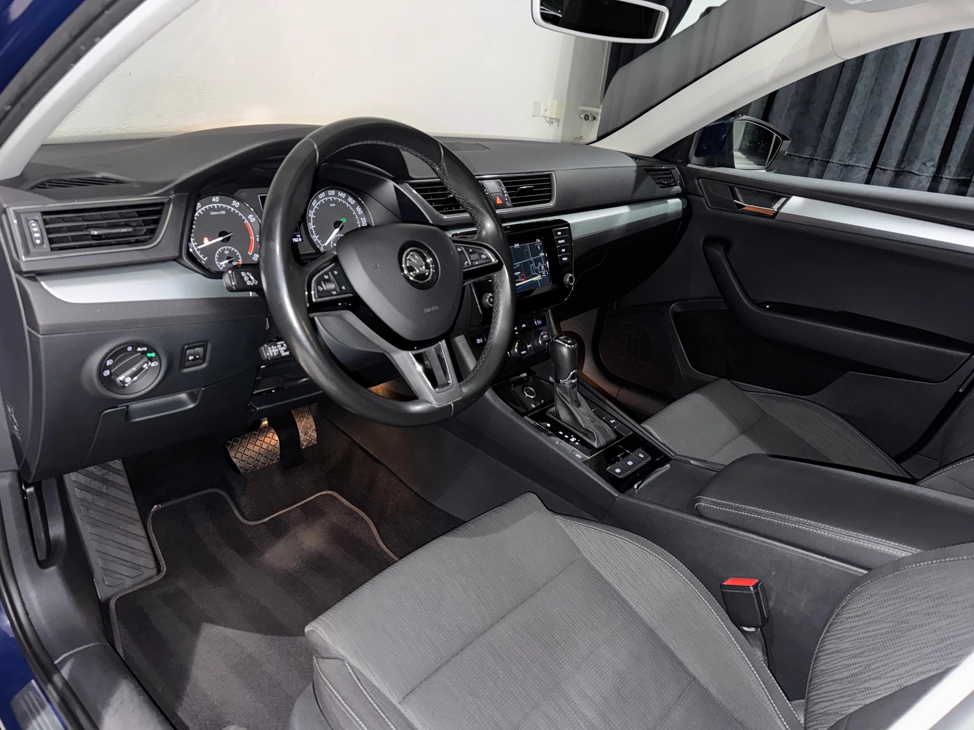SKODA SKODA Superb Combi 1.8 TSI Ambition DSG | 1.Hand | AHK 1800Kg |-image-10