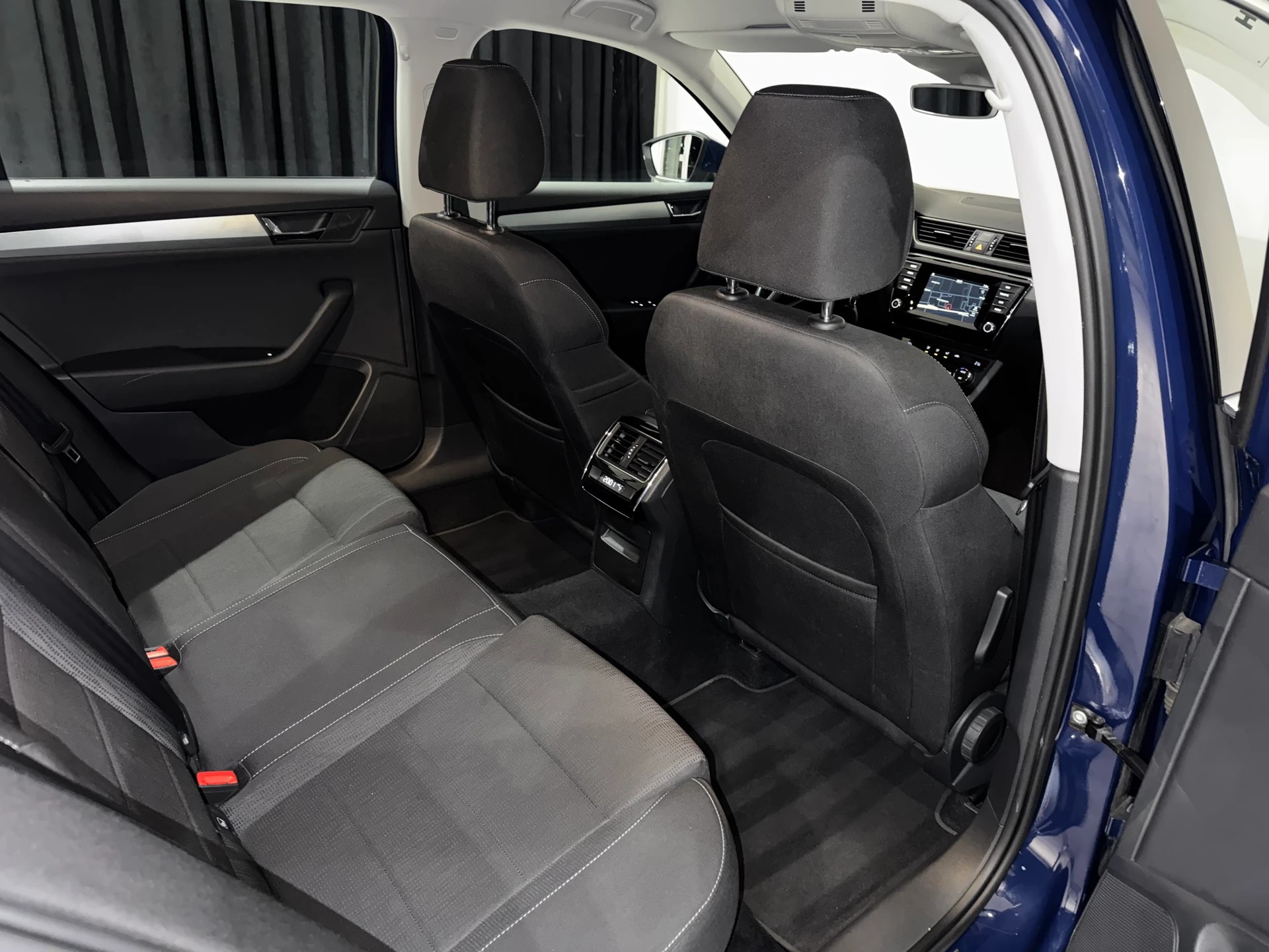 SKODA SKODA Superb Combi 1.8 TSI Ambition DSG | 1.Hand | AHK 1800Kg |-image-13