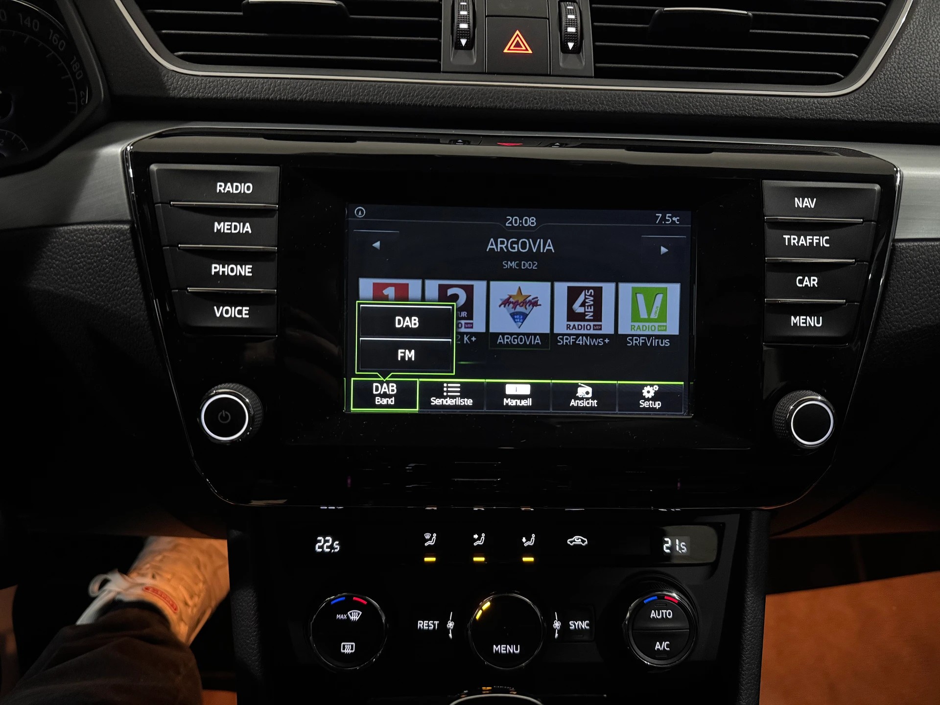 SKODA SKODA Superb Combi 1.8 TSI Ambition DSG | 1.Hand | AHK 1800Kg |-image-20