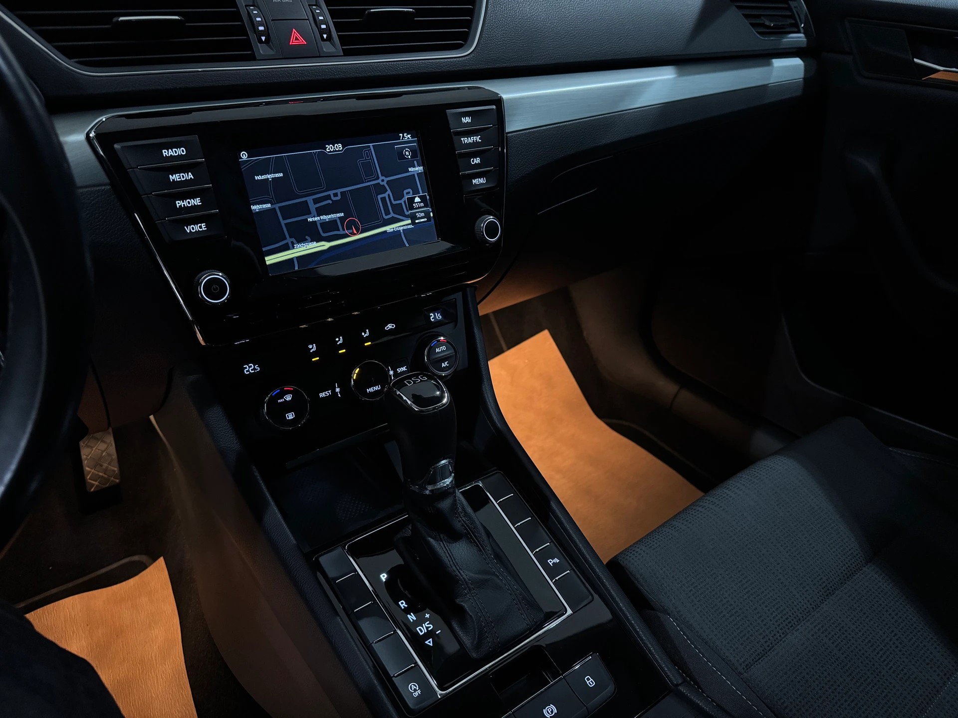 SKODA SKODA Superb Combi 1.8 TSI Ambition DSG | 1.Hand | AHK 1800Kg |-image-16