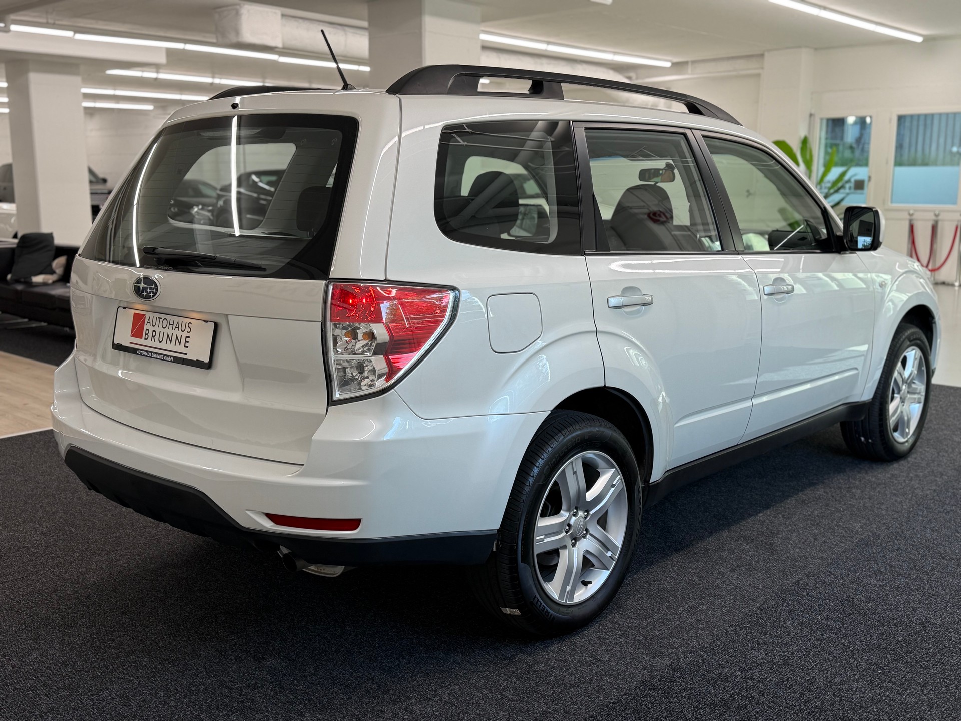 SUBARU Forester 2.0X Swiss Automatic-showroom-element-3