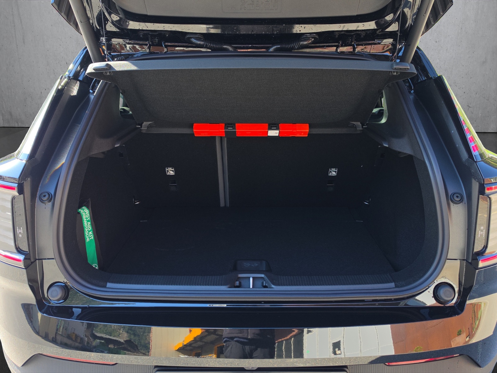 VOLVO EX30 E60 69kWh Twin Black Edition-image-13