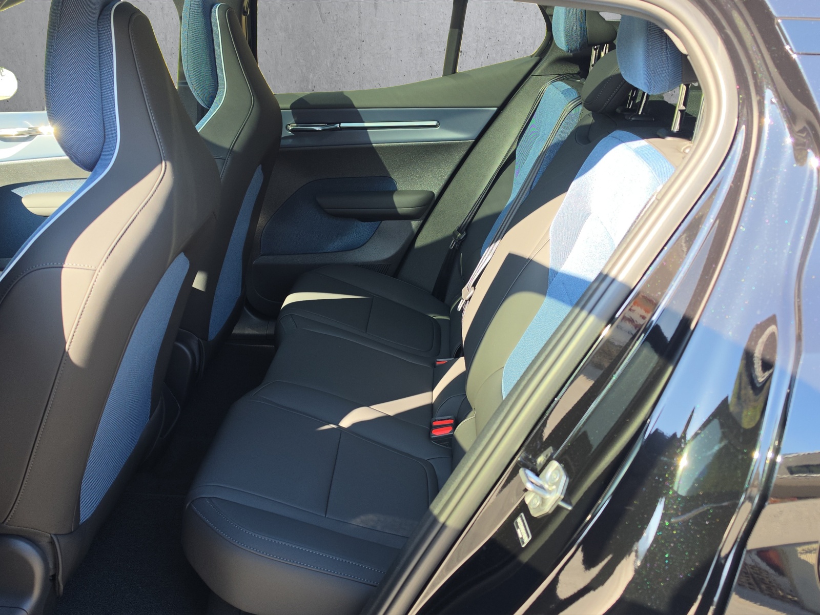 VOLVO EX30 E60 69kWh Twin Black Edition-image-12