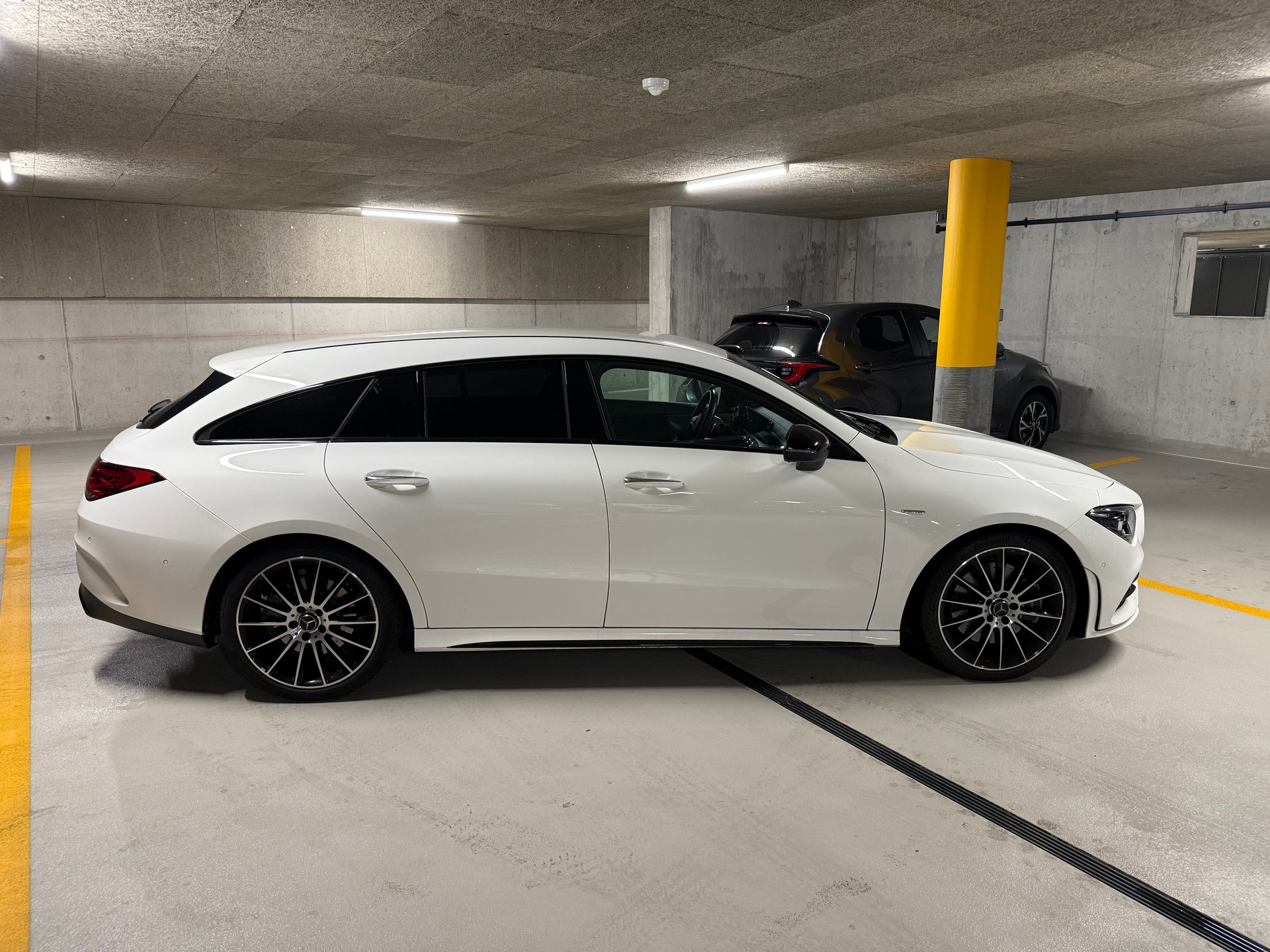 MERCEDES-BENZ CLA 250 Shooting Brake Swiss Star AMG Line 4matic-image-1