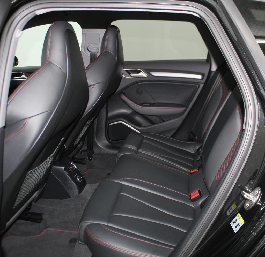 AUDI S3 Sportback 2.0 TFSI quattro S-tronic Black Edition / CH-Fahrzeug-image-9