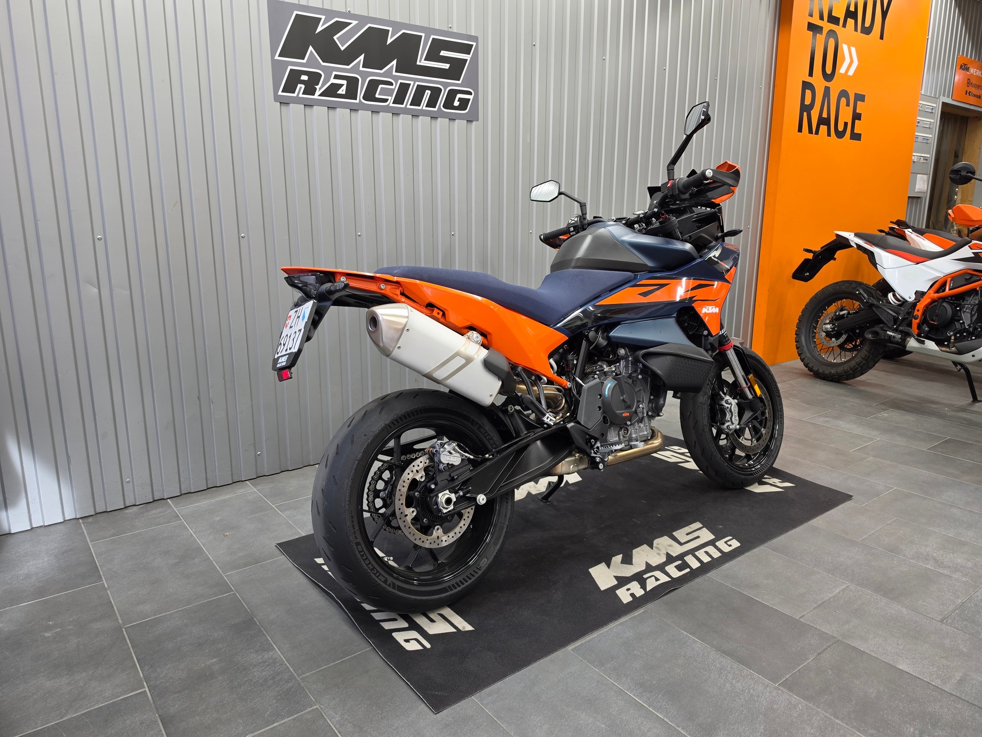 KTM 890 SMT-showroom-element-2