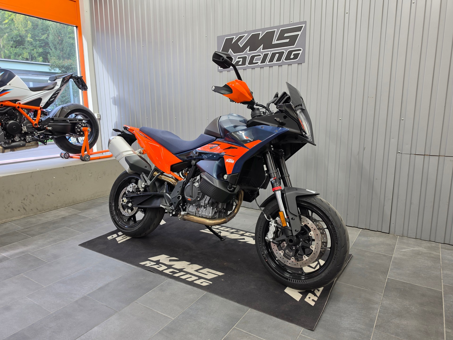 KTM 890 SMT-showroom-element-1