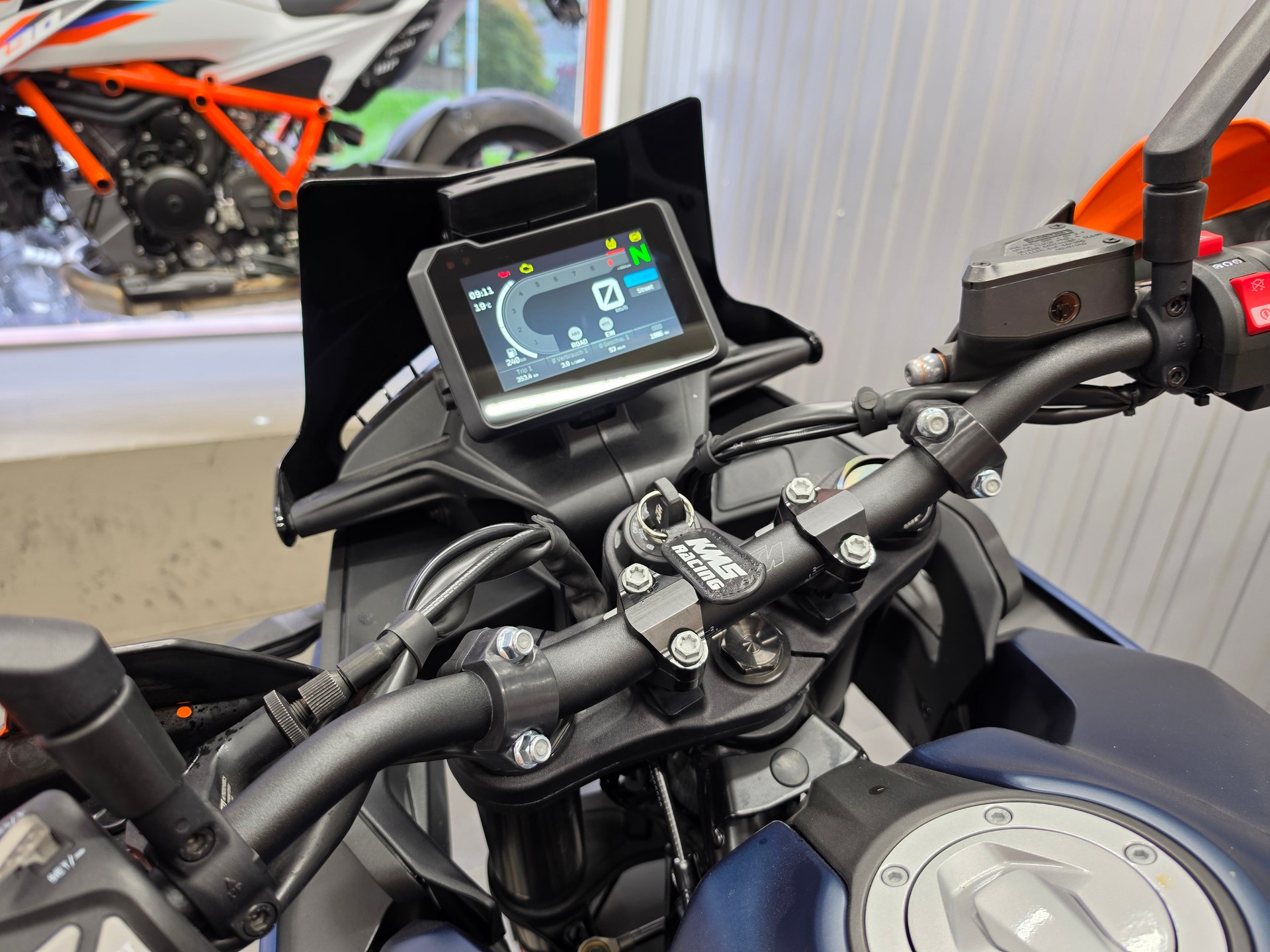 KTM 890 SMT-showroom-element-3