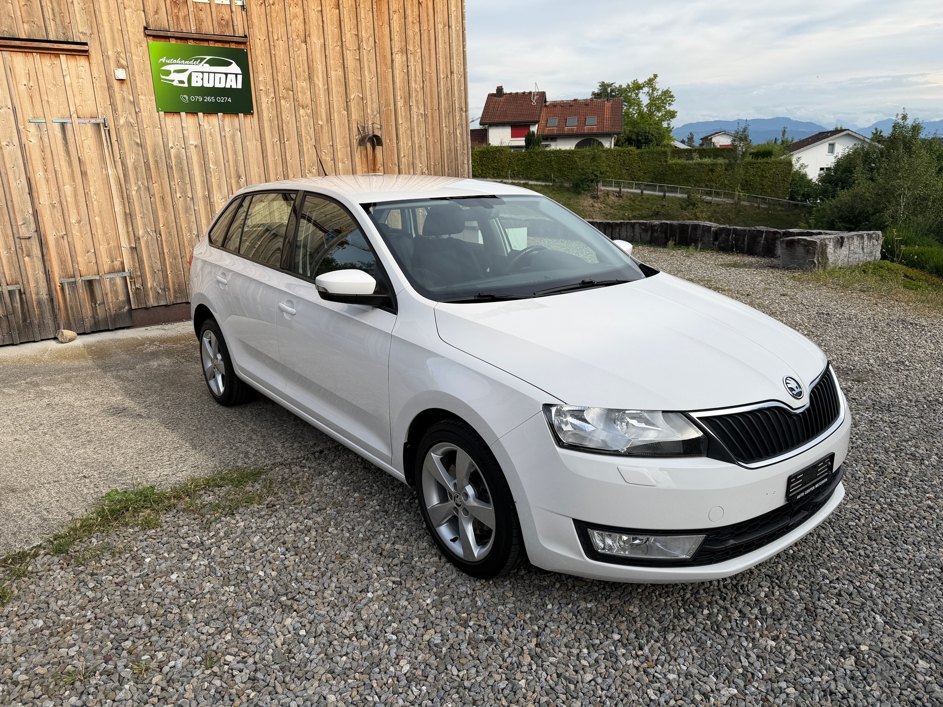 SKODA Rapid Spaceback 1.2 TSI Style-image-2