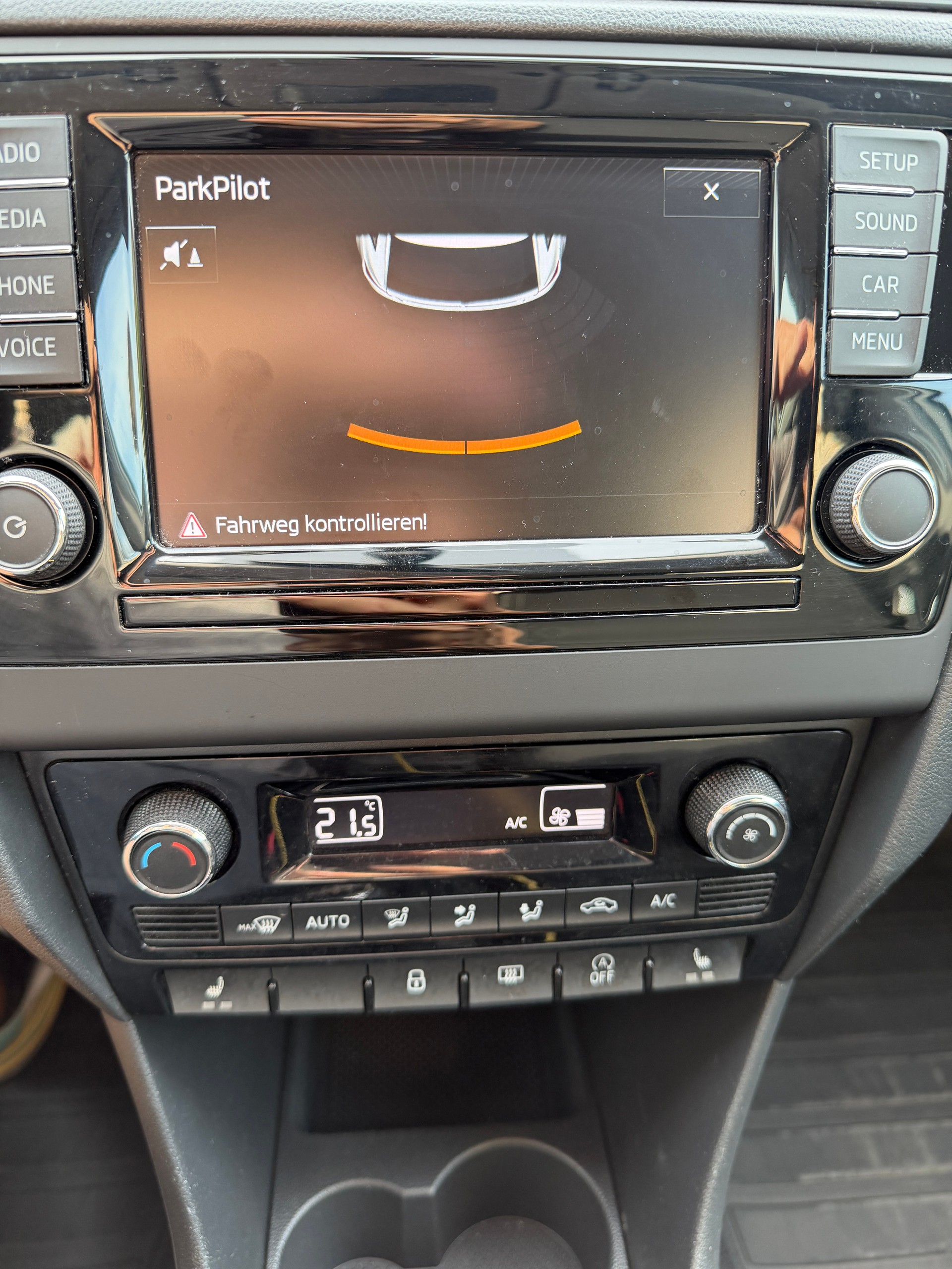 SKODA Rapid Spaceback 1.2 TSI Style-image-13