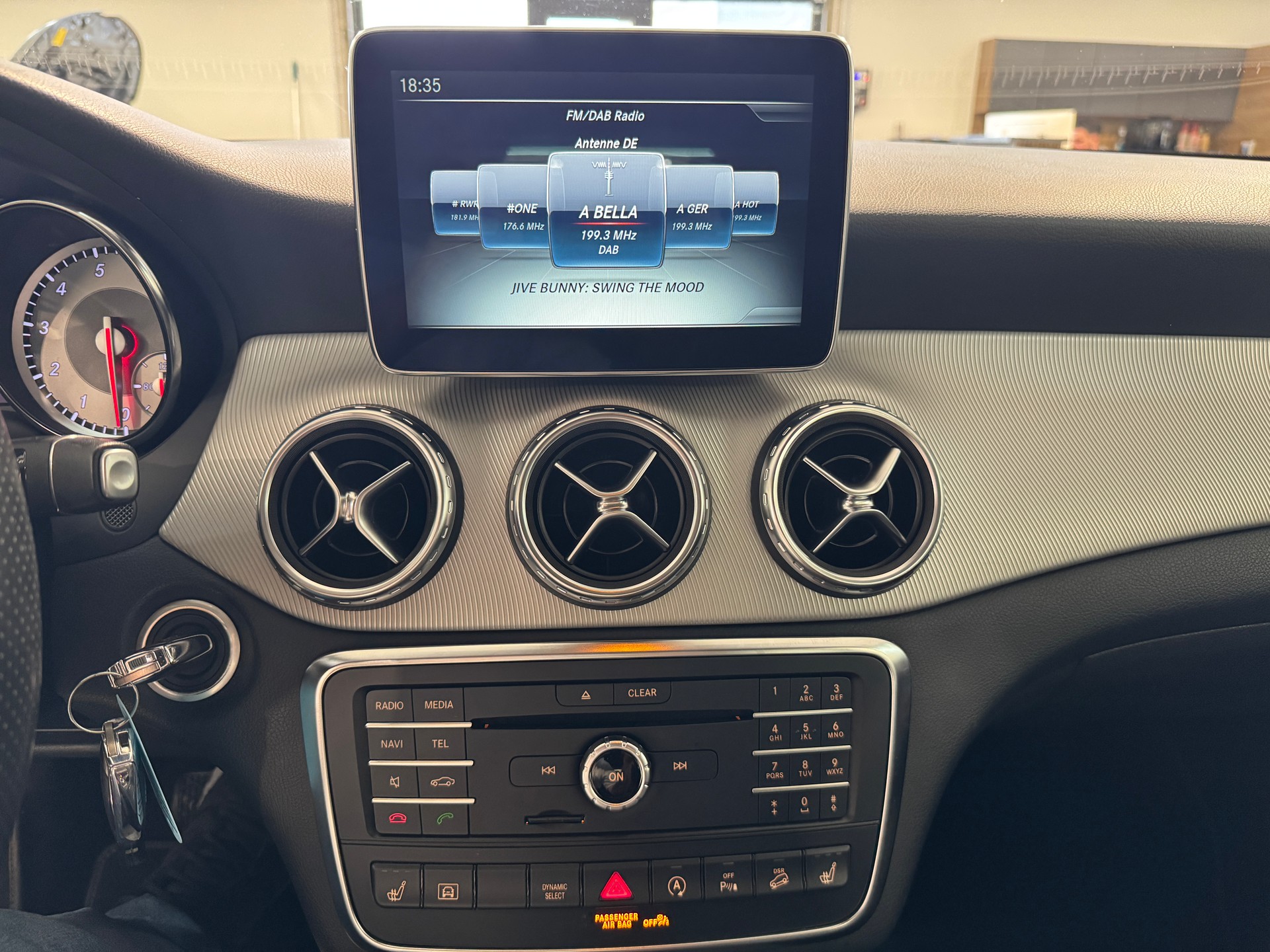 MERCEDES-BENZ GLA 250 Urban 4Matic 7G-DCT-image-22