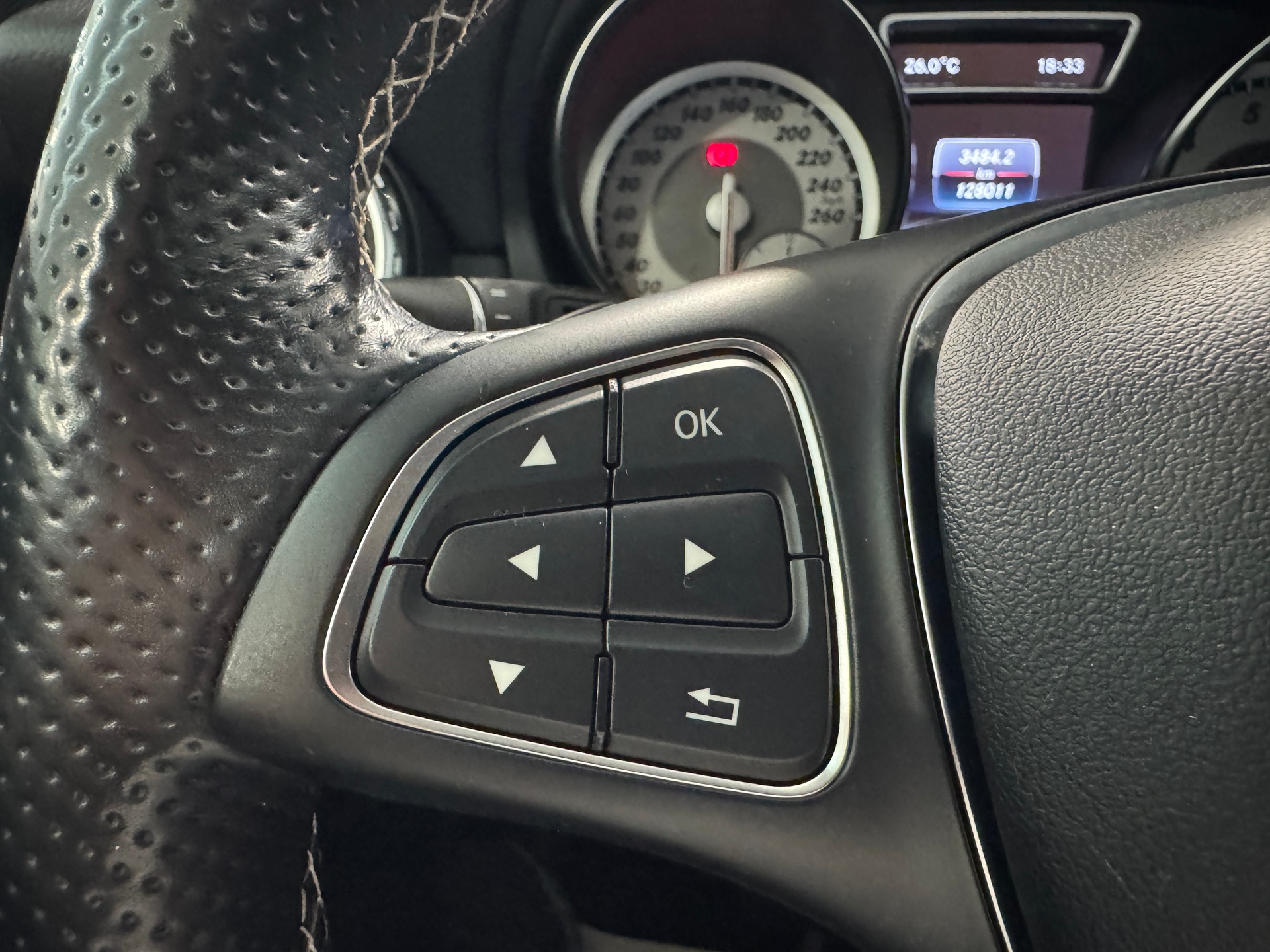 MERCEDES-BENZ GLA 250 Urban 4Matic 7G-DCT-image-19