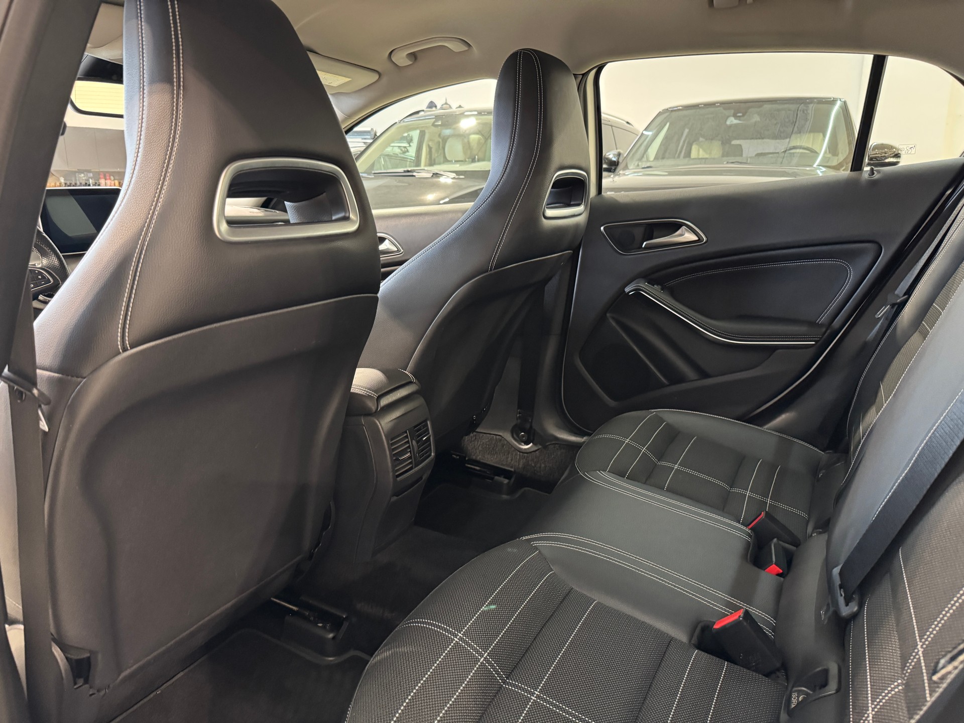 MERCEDES-BENZ GLA 250 Urban 4Matic 7G-DCT-image-12