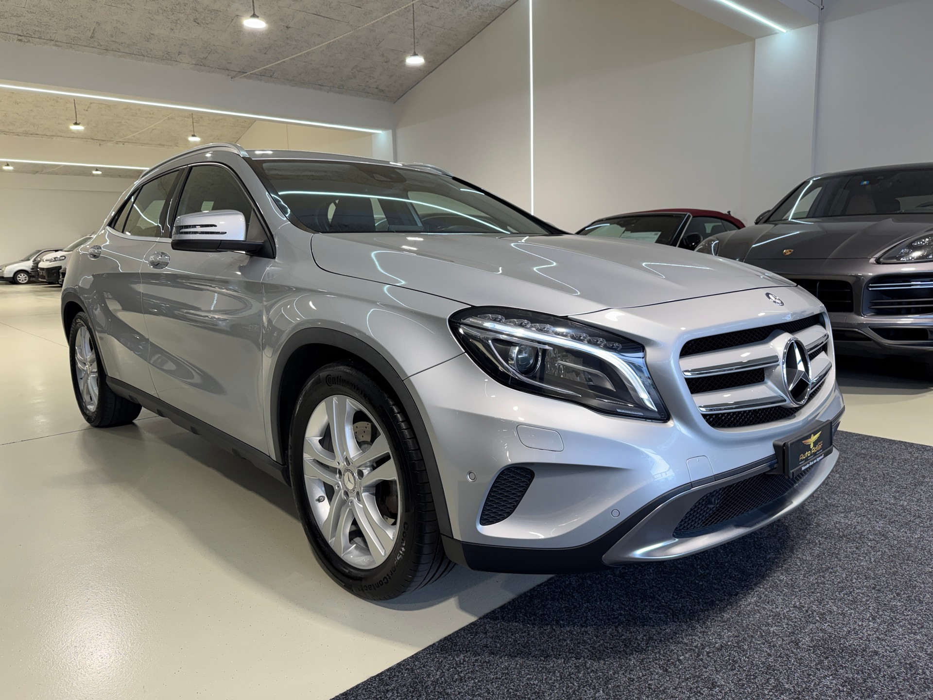 MERCEDES-BENZ GLA 250 Urban 4Matic 7G-DCT-showroom-element-2