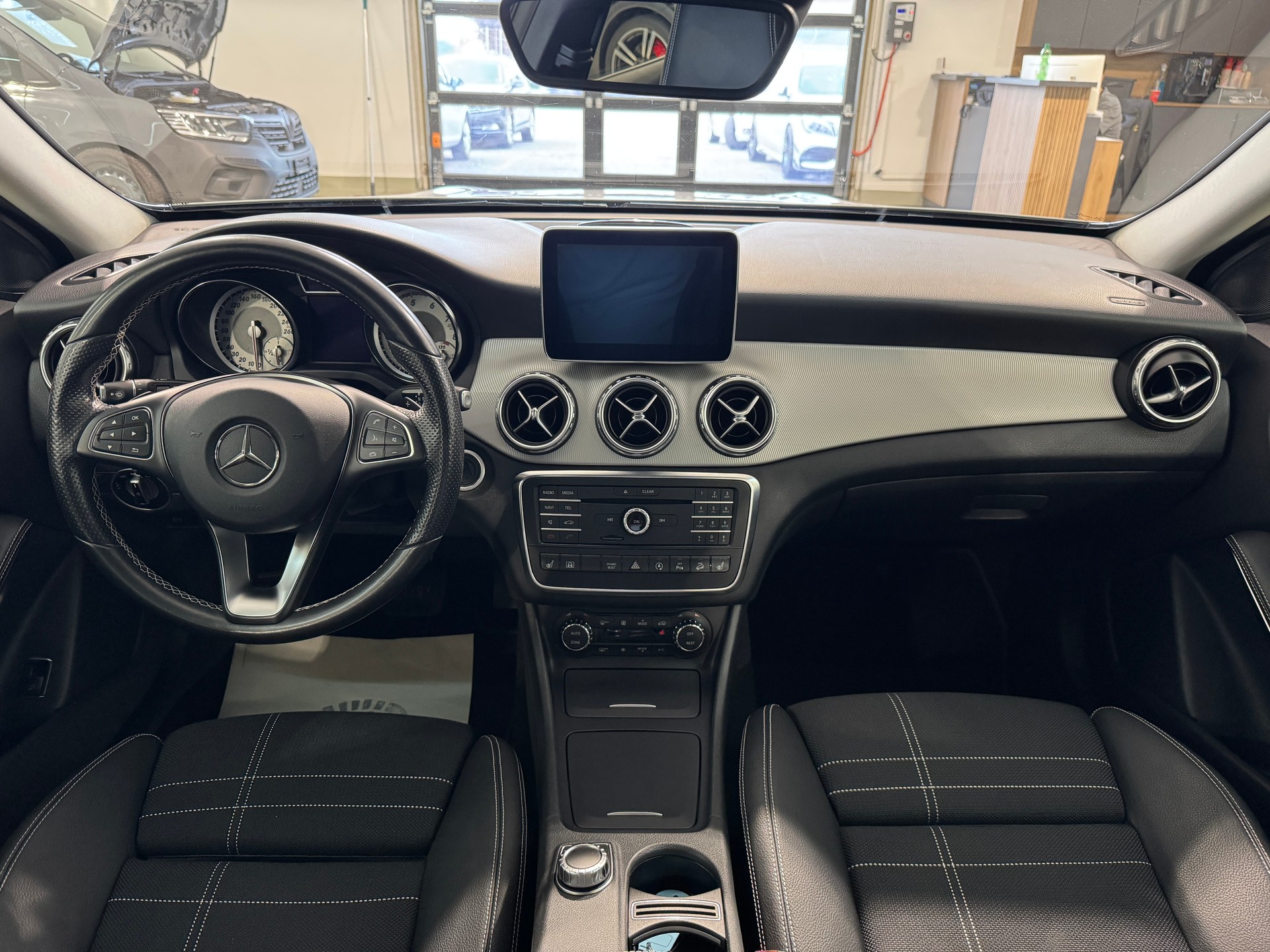 MERCEDES-BENZ GLA 250 Urban 4Matic 7G-DCT-image-11
