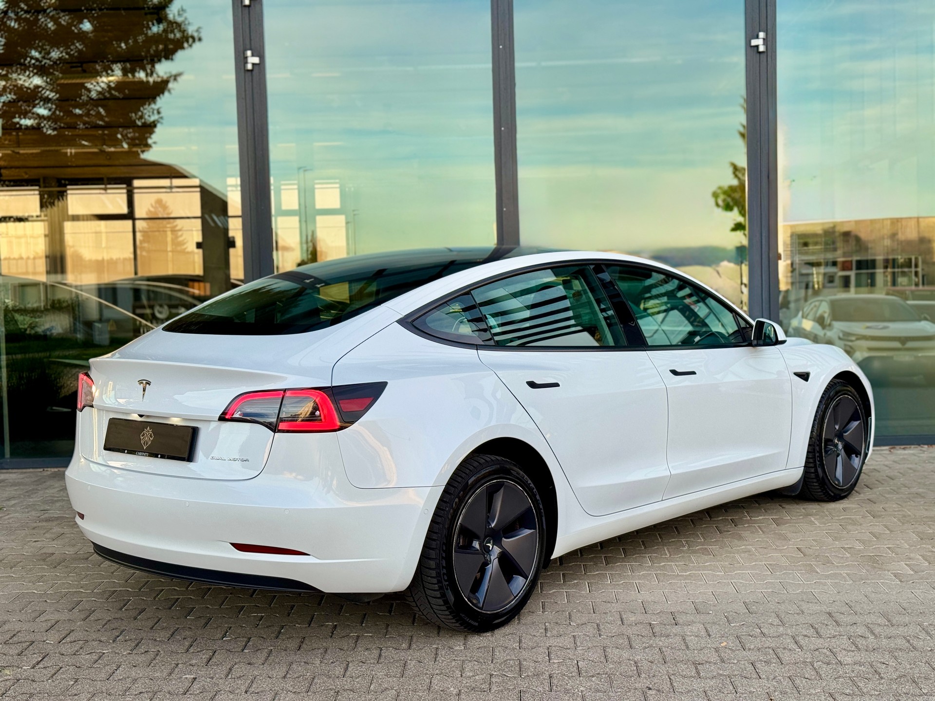 TESLA Model 3 Long Range Dual Motor AWD / Enhanced Autopilot / AMD Ryzen-showroom-element-3