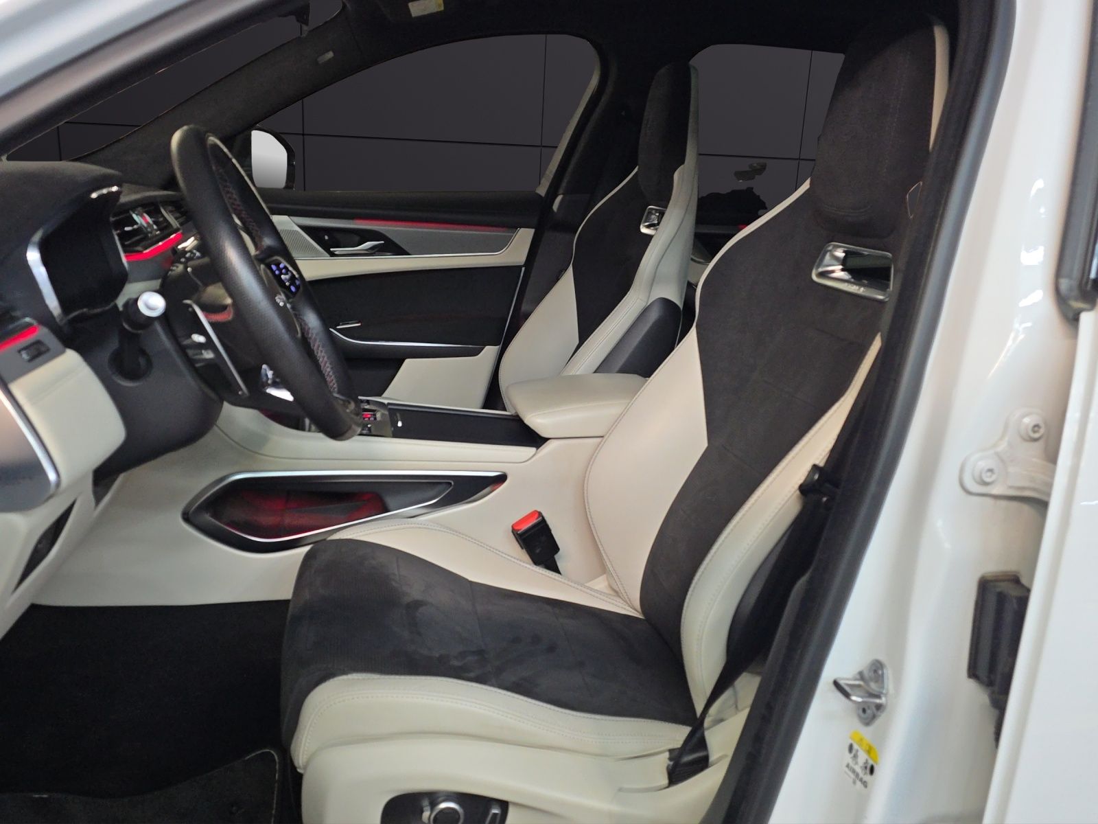 JAGUAR F-Pace 5.0 V8 SVR P550 AWD-image-8
