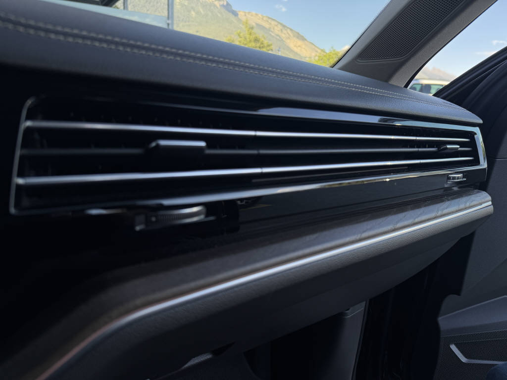 VW Touareg 3.0 V6 TDI Atmosphere-image-16