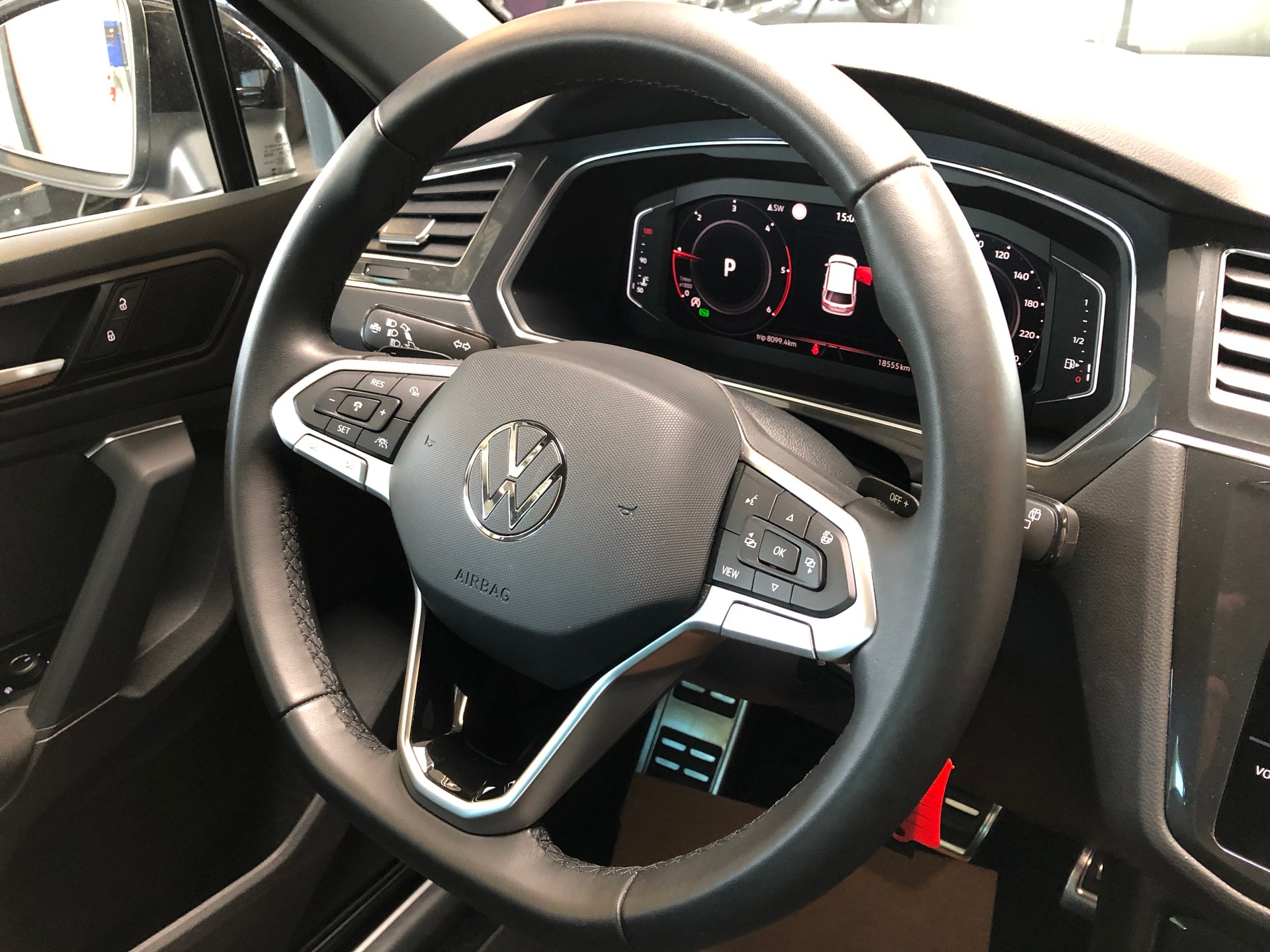 VW Tiguan 2.0 TDI SCR MOVE 4Motion DSG-image-15