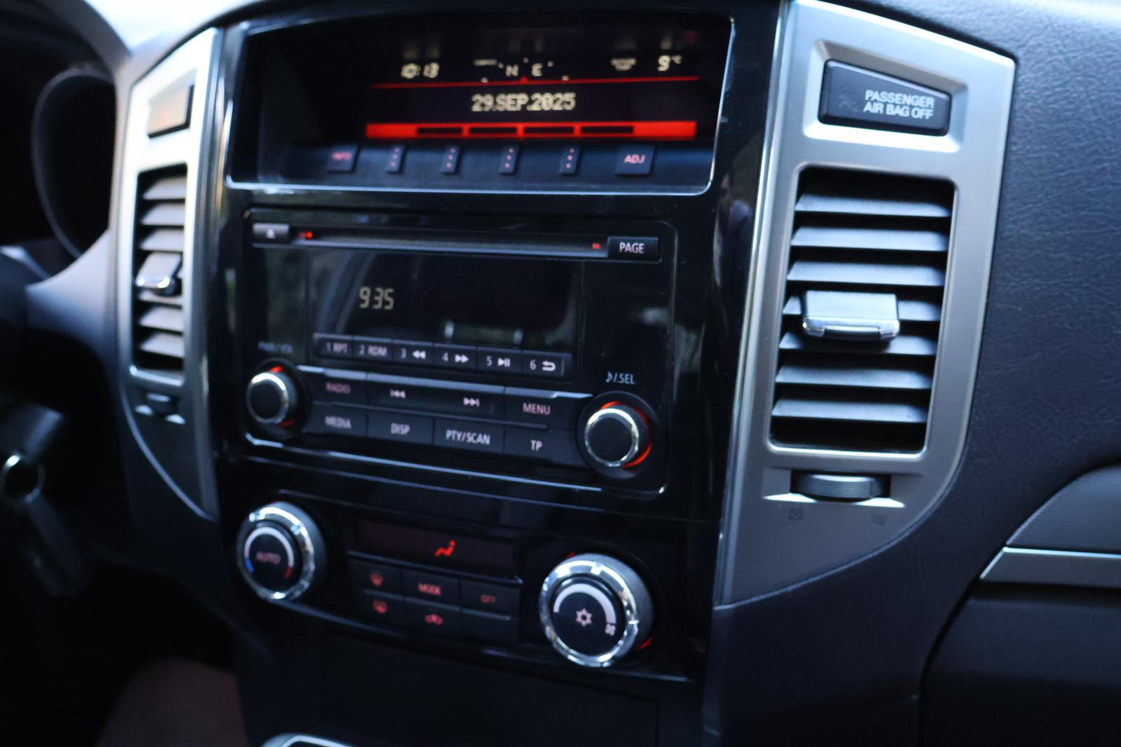 MITSUBISHI Pajero 3.2 DI-D Value Automatic-image-10