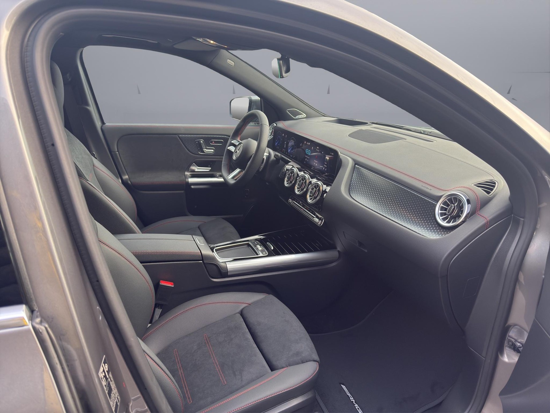 MERCEDES-BENZ EQA 300 AMG Line 4matic-image-13
