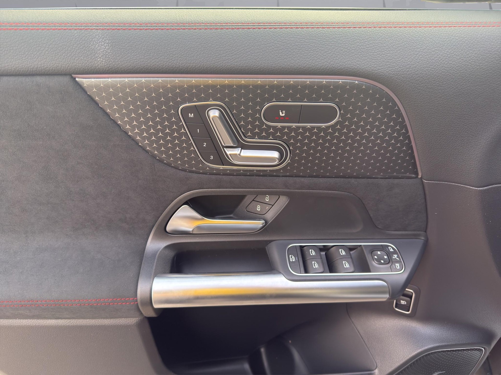 MERCEDES-BENZ EQA 300 AMG Line 4matic-image-17
