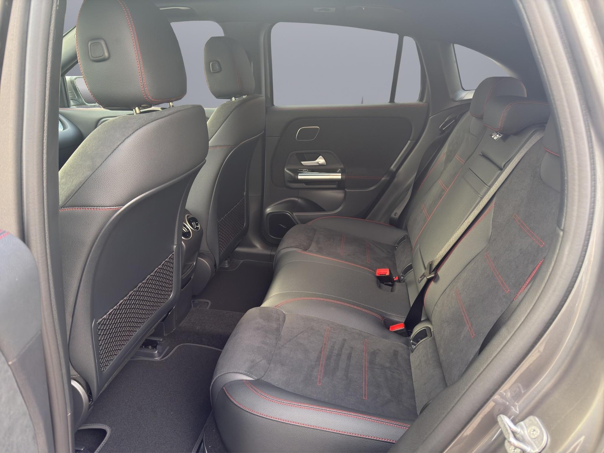 MERCEDES-BENZ EQA 300 AMG Line 4matic-image-10