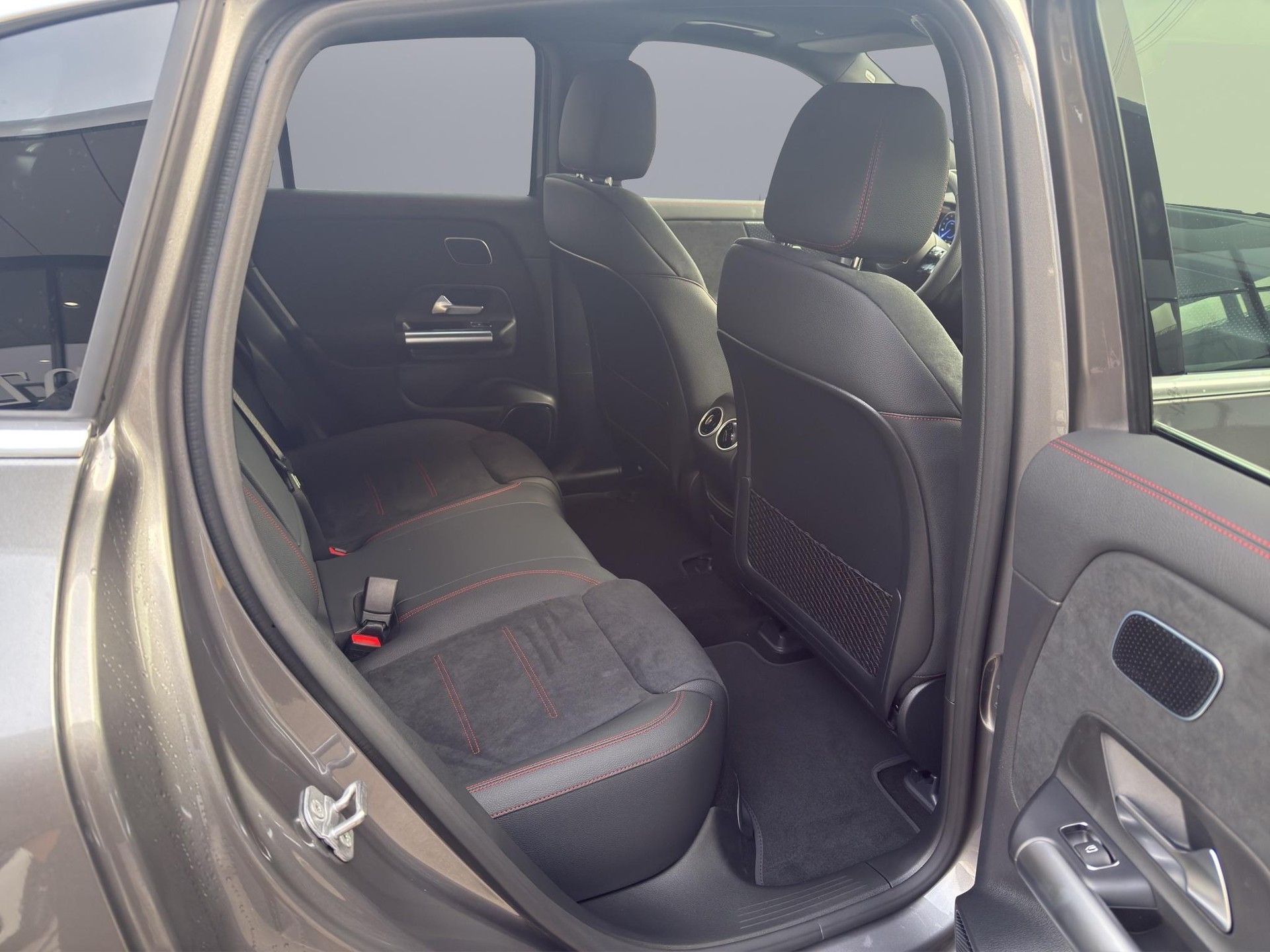MERCEDES-BENZ EQA 300 AMG Line 4matic-image-19