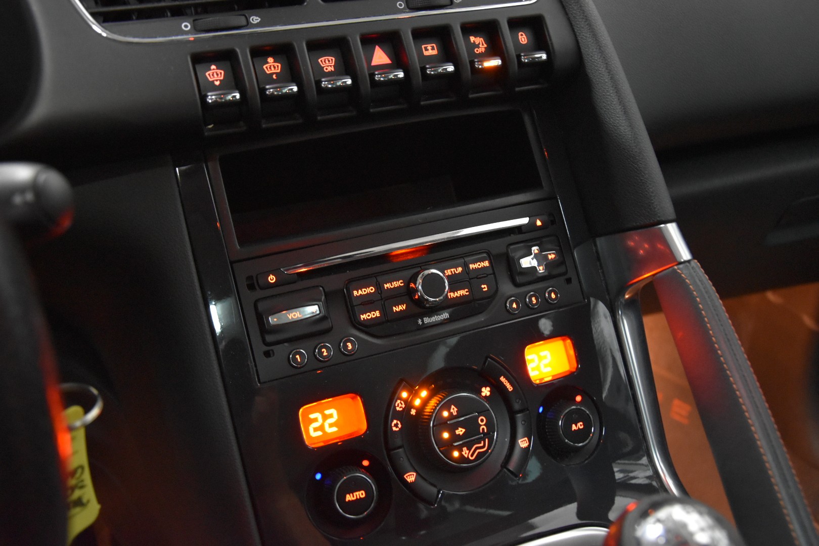 PEUGEOT 3008 1.2 Pure Tech Allure-image-10