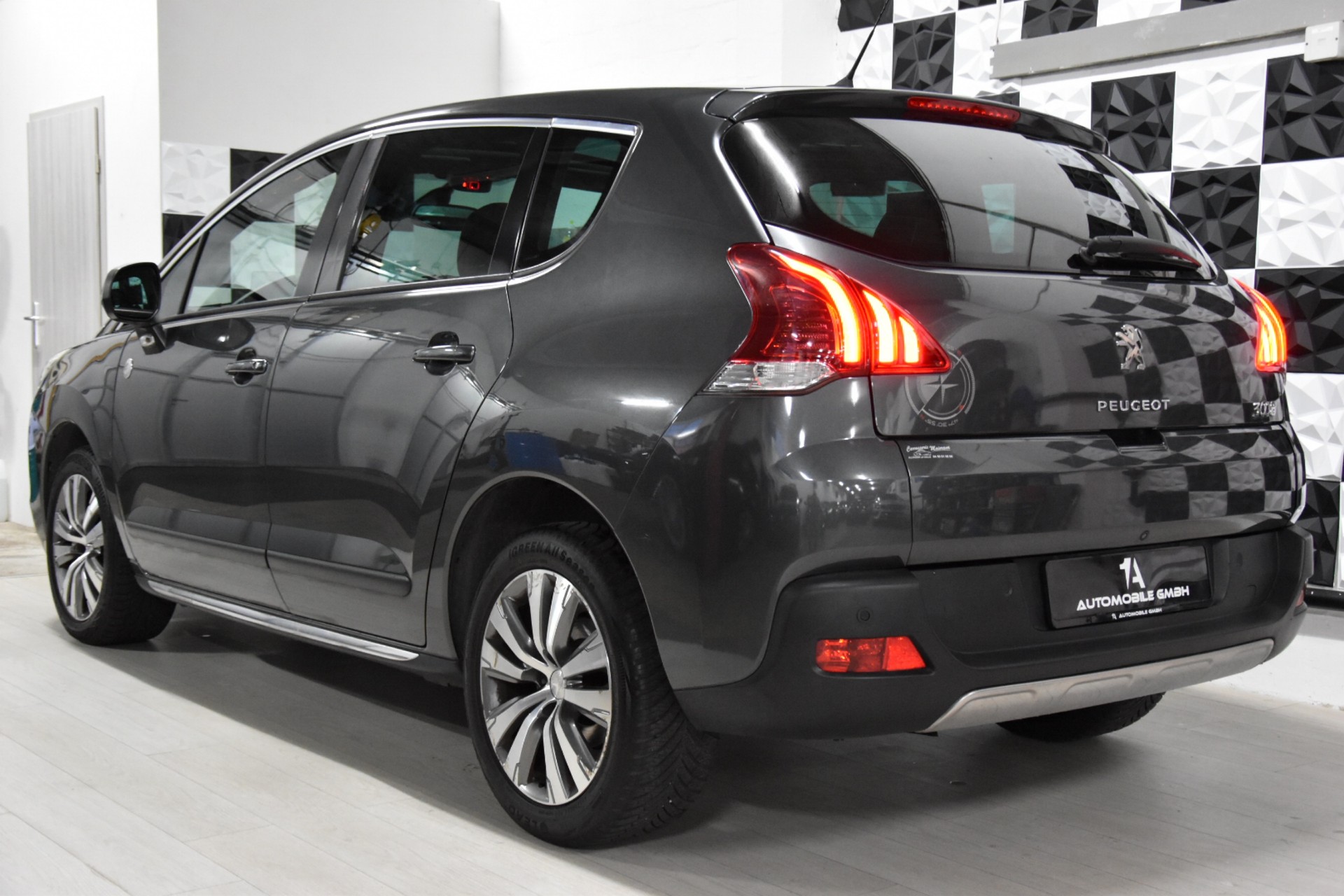 PEUGEOT 3008 1.2 Pure Tech Allure-image-5