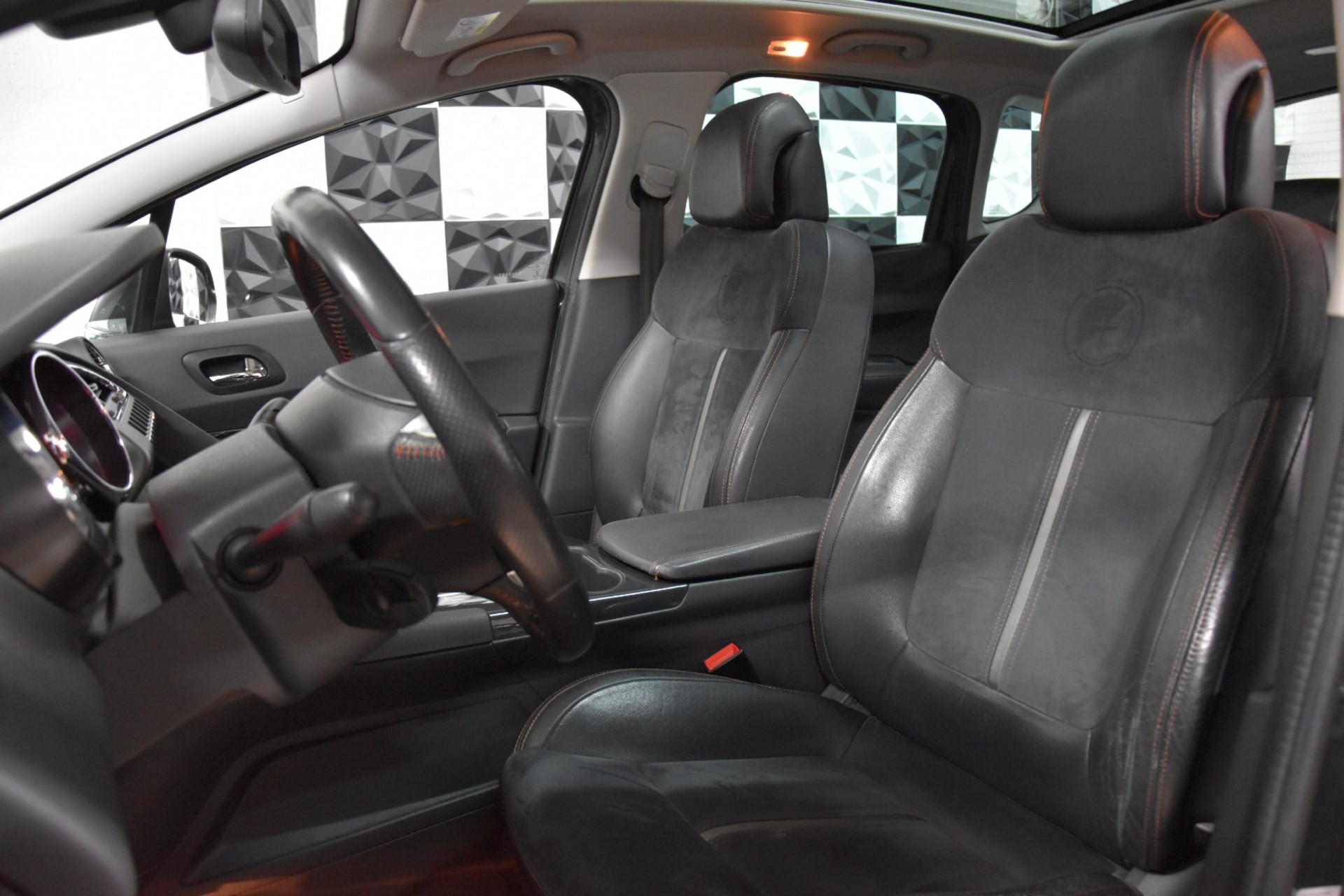 PEUGEOT 3008 1.2 Pure Tech Allure-image-13