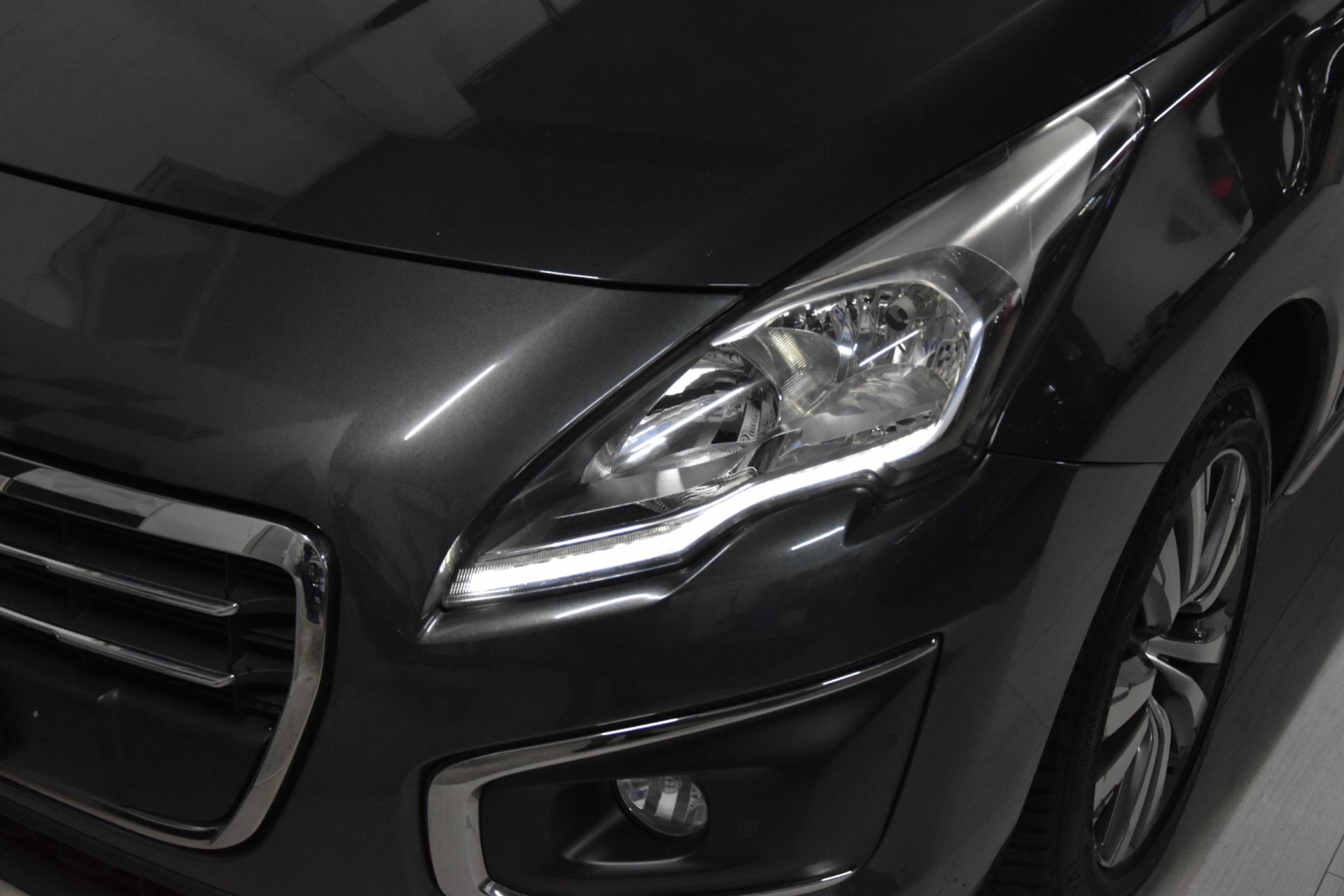 PEUGEOT 3008 1.2 Pure Tech Allure-showroom-element-1