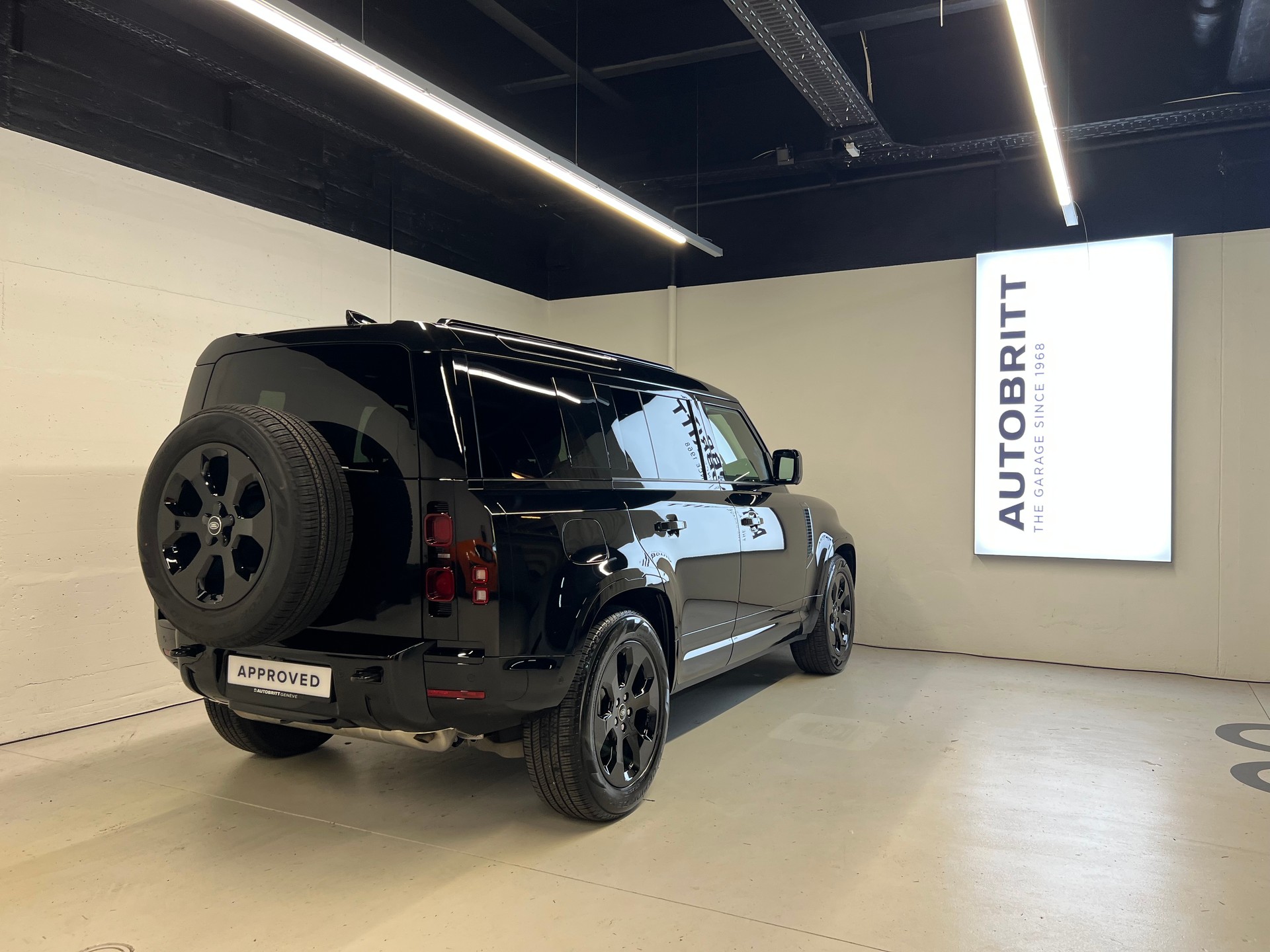 LAND ROVER Defender 110 2.0 P300e X-Dynamic HSE-showroom-element-1
