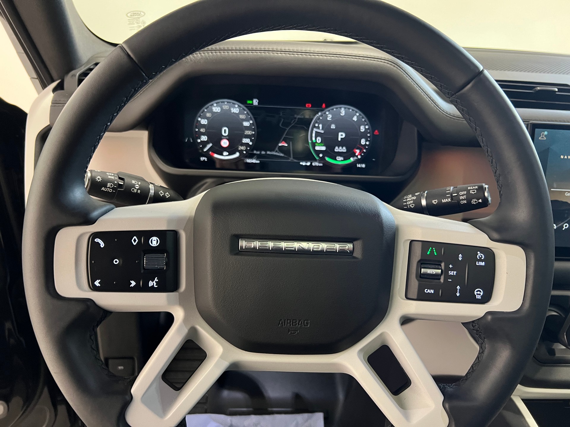 LAND ROVER Defender 110 2.0 P300e X-Dynamic HSE-showroom-element-3