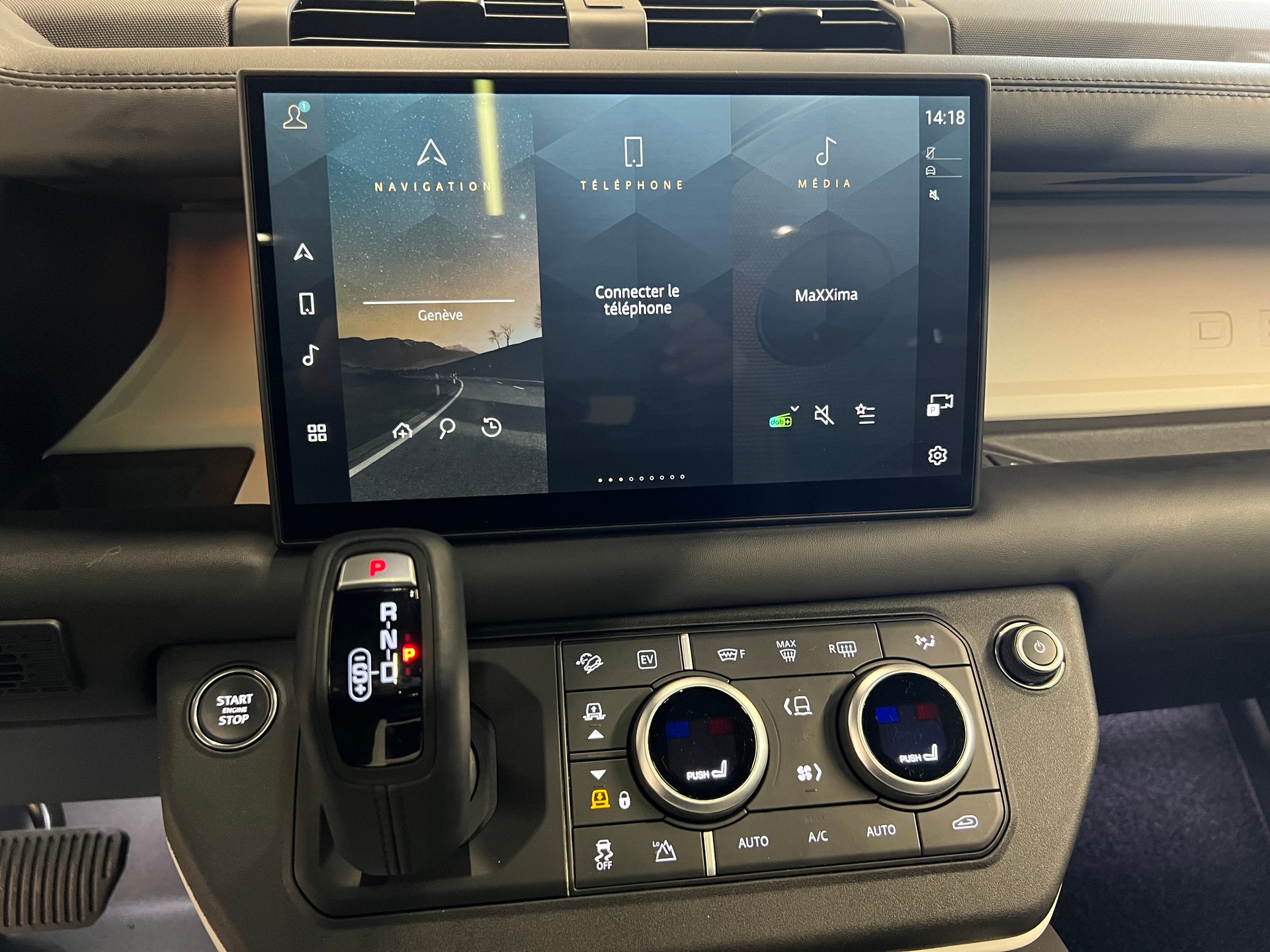 LAND ROVER Defender 110 2.0 P300e X-Dynamic HSE-image-4