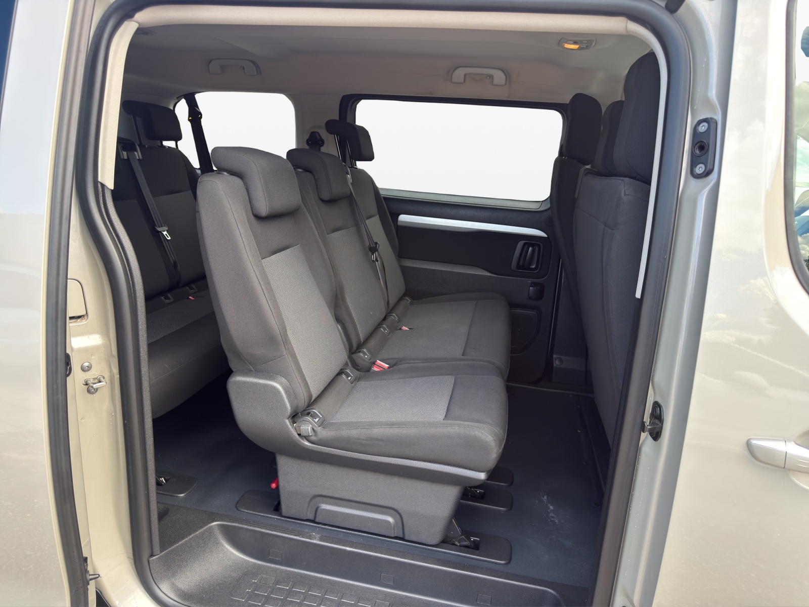 PEUGEOT Traveller 2.0 BlueHDi Business Standard EAT-image-17