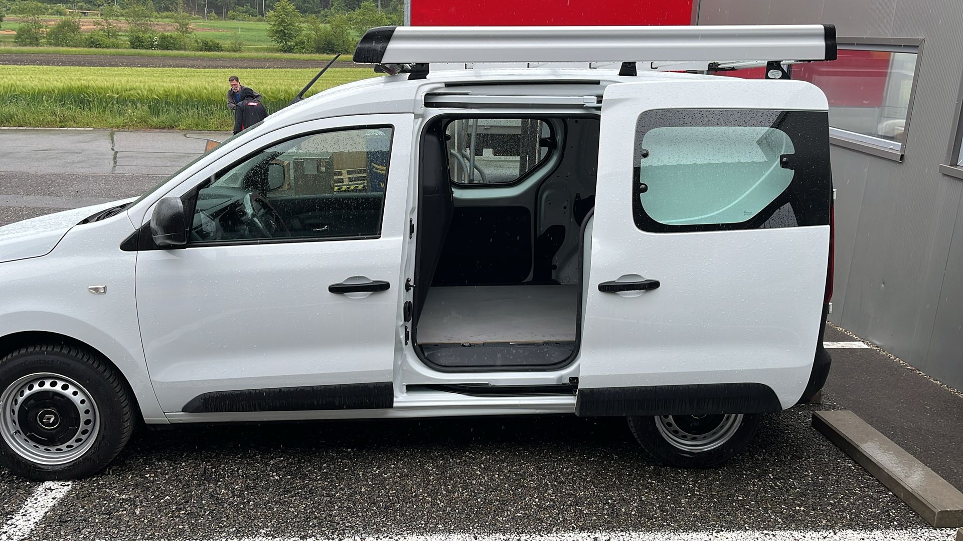 RENAULT EXPRESS 1.3T- 100 PF "EXTRA" MIT KLIMA + NAVI + GROSSER DACHTRÄGER + RUND UM FENSTER + AHK 1200 KG + NEUWERTIG + CH AUTO.-image-31