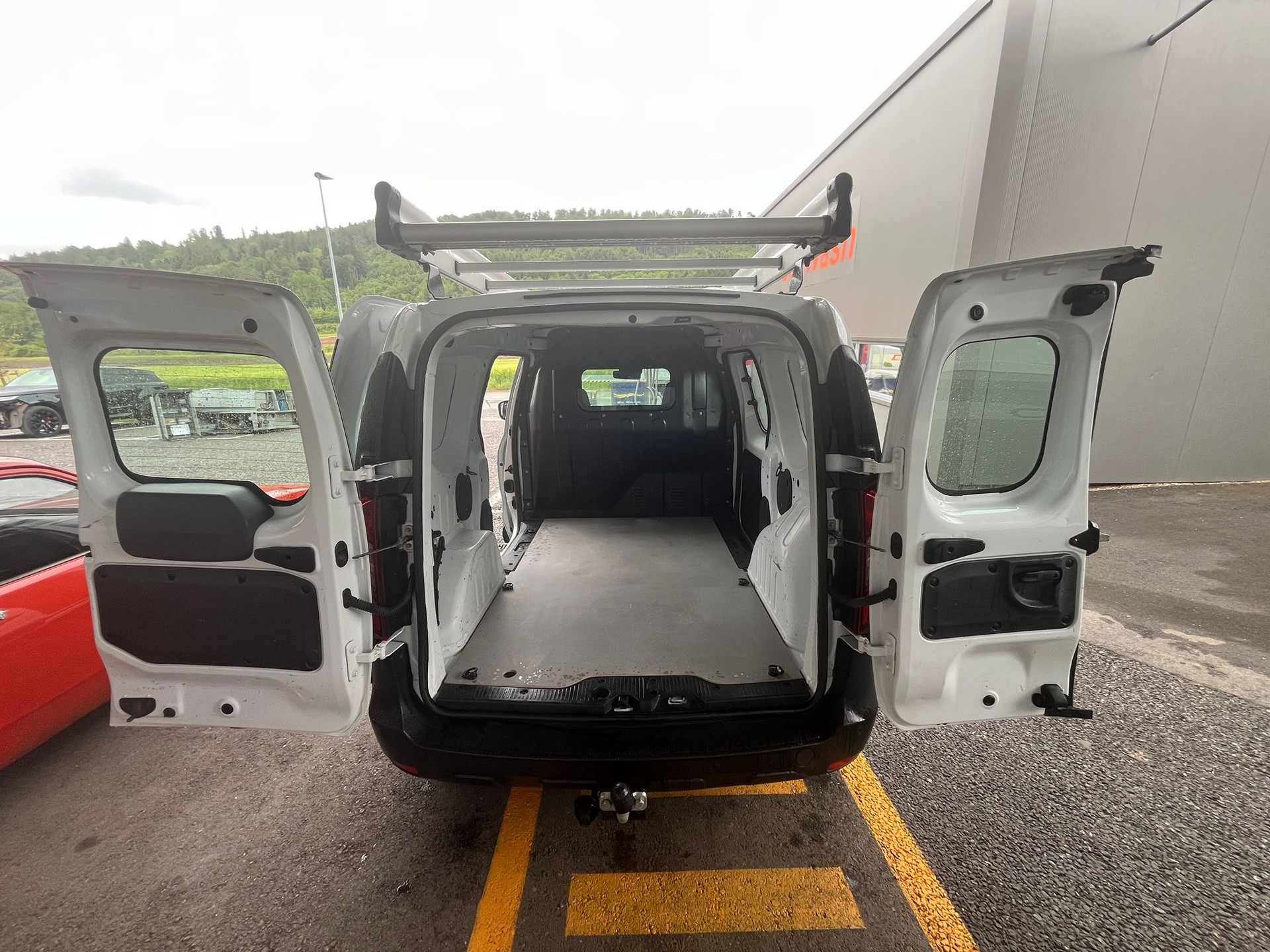 RENAULT EXPRESS 1.3T- 100 PF "EXTRA" MIT KLIMA + NAVI + GROSSER DACHTRÄGER + RUND UM FENSTER + AHK 1200 KG + NEUWERTIG + CH AUTO.-image-7